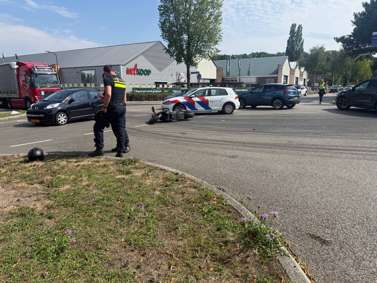 Motor en auto botsen, beide voertuigen afgesleept