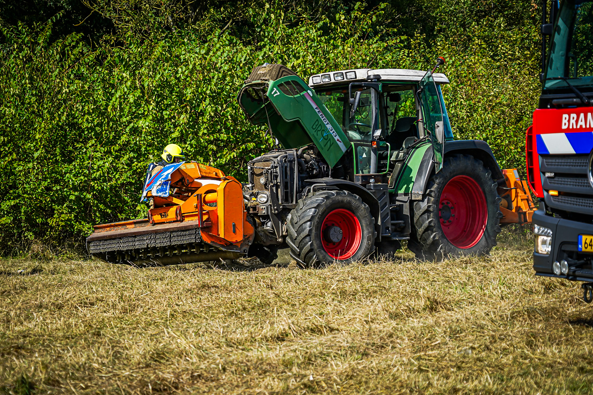 Tractor zorgt voor brandweerinzet langs de weg in Huissen - foto