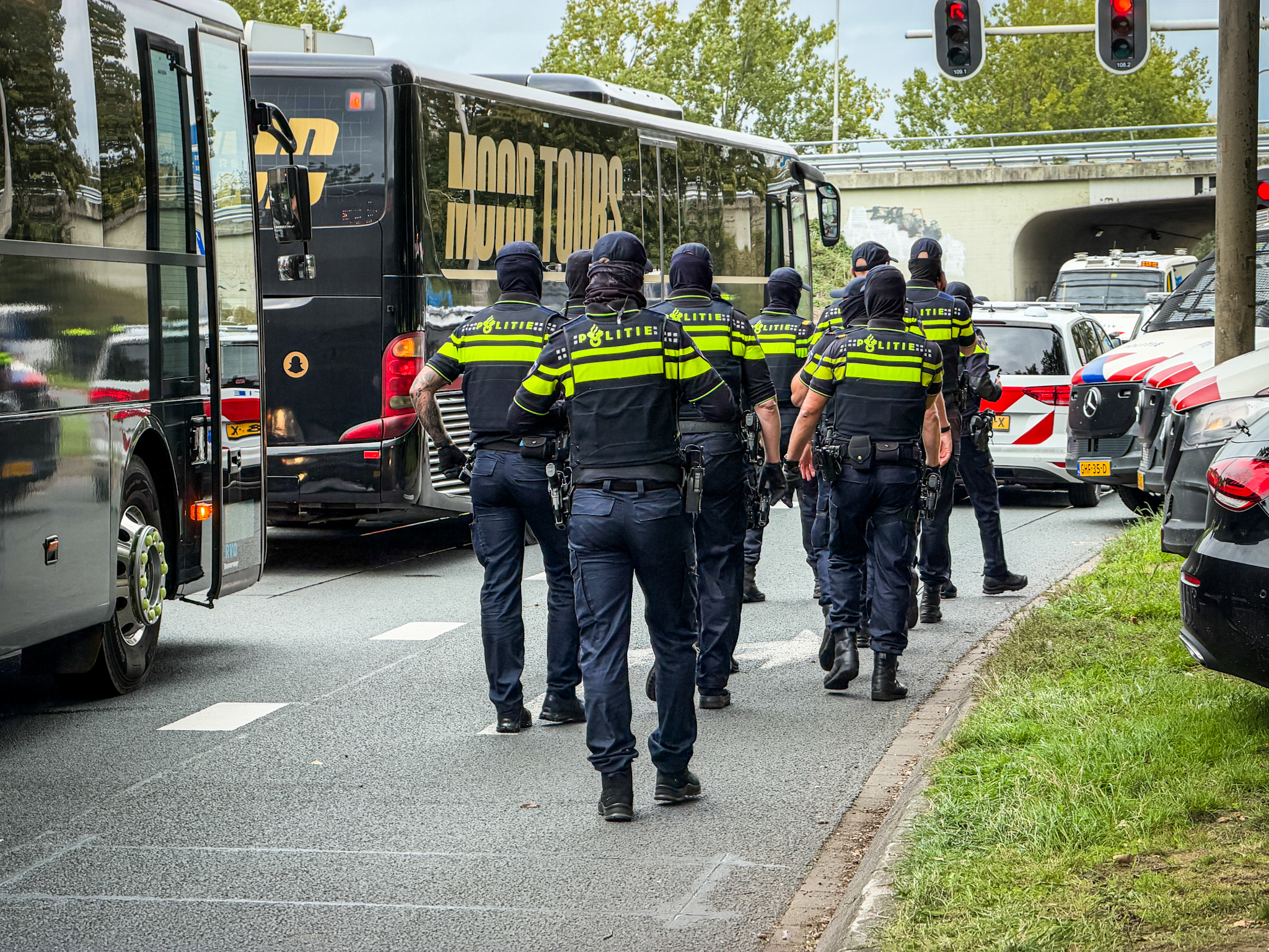 Politie houdt meerdere klimaatactivisten aan bij A12 in Zevenaar