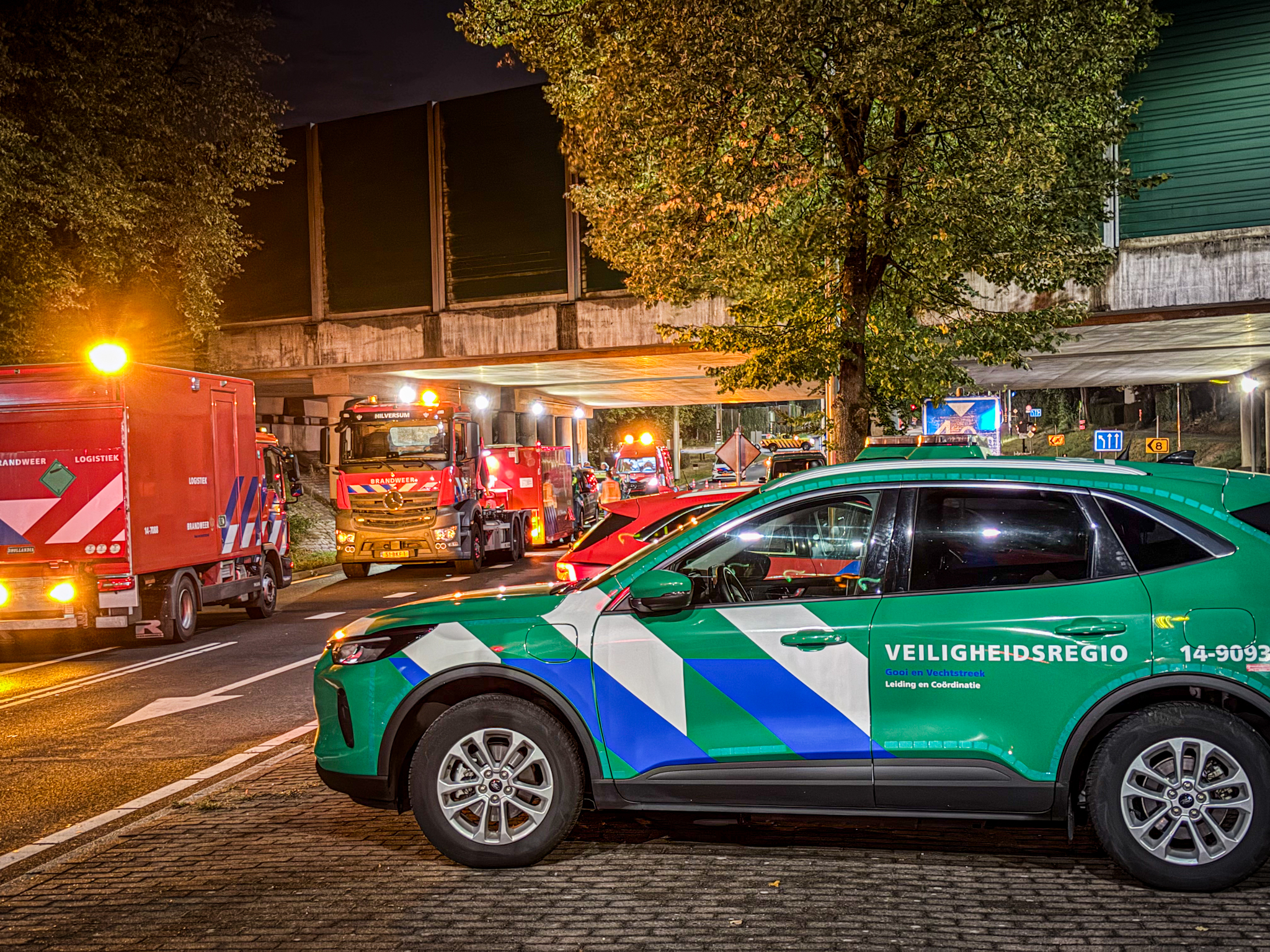 Gaswolken zichtbaar na groot gaslek, brandweer massaal ingezet