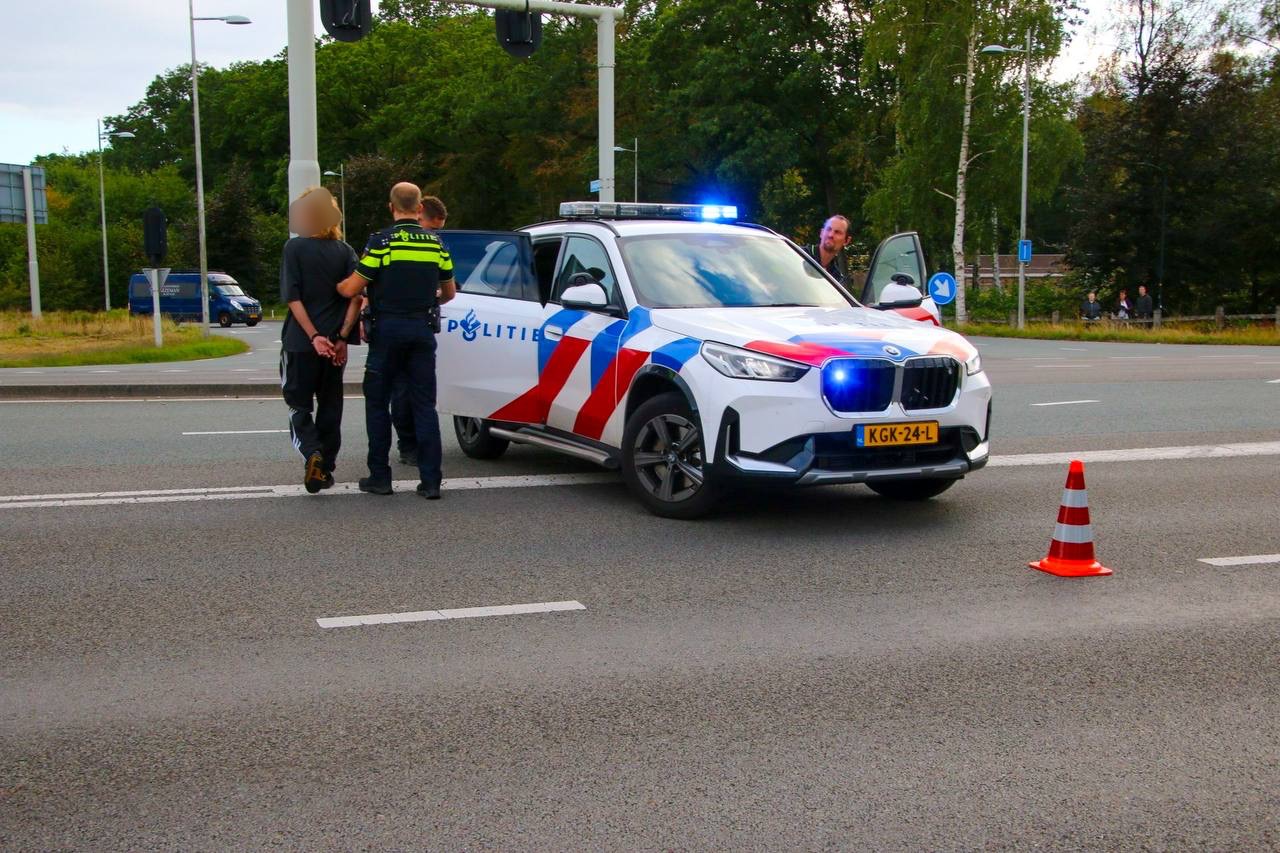Man aangehouden nabij A50 in Apeldoorn, meerdere politie-eenheden ter plaatse