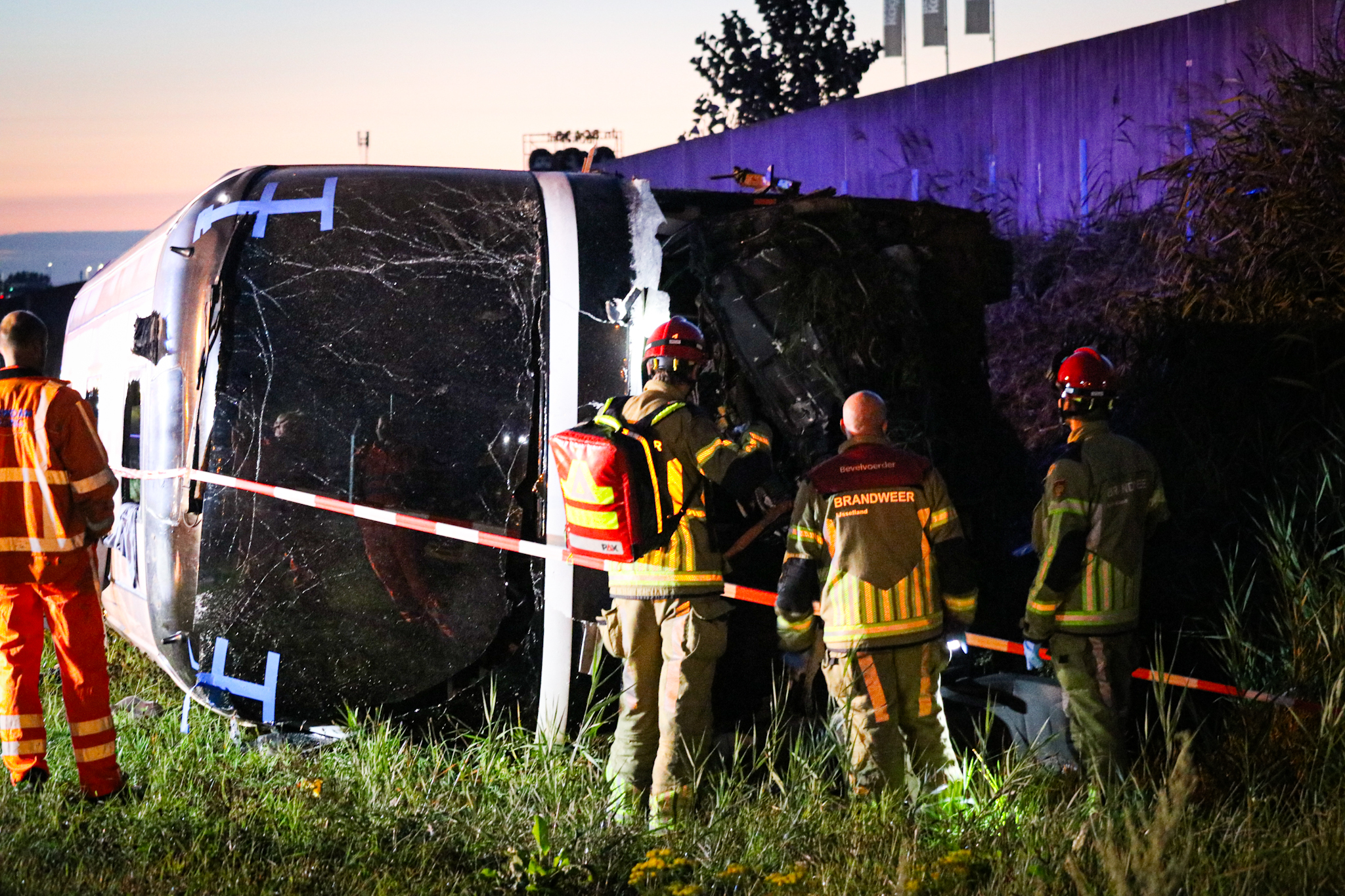 Touringcar belandt op zijkant na ernstig ongeval op A28 - foto