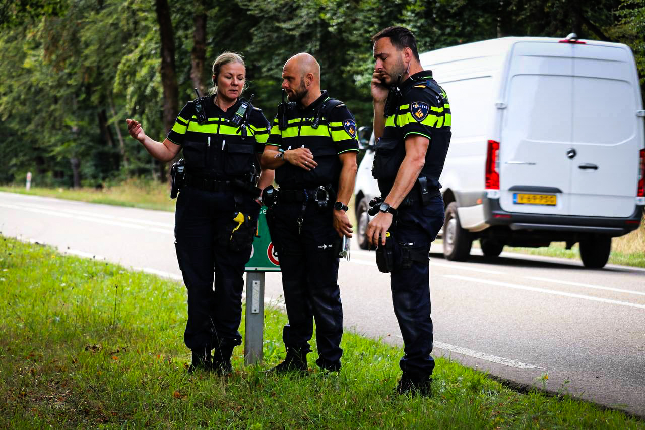 Vrouw gewond na eenzijdig ongeval, auto eindigt tegen boom in bos - foto