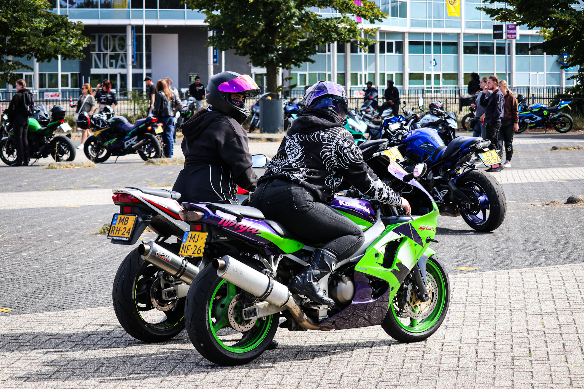 Honderden motorrijders komen af op motor meeting bij GelreDome - foto