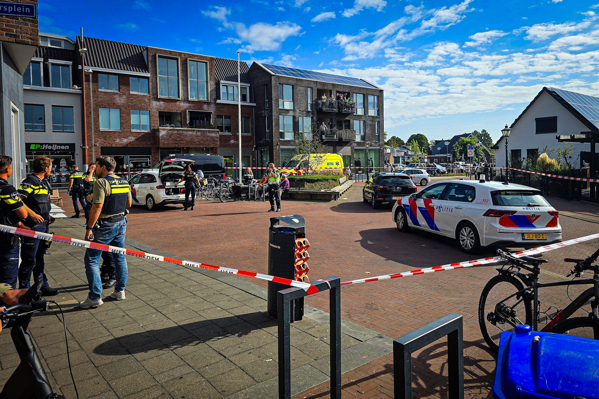 Politie-inzet met kogelwerende vesten, omgeving ruim afgezet - foto
