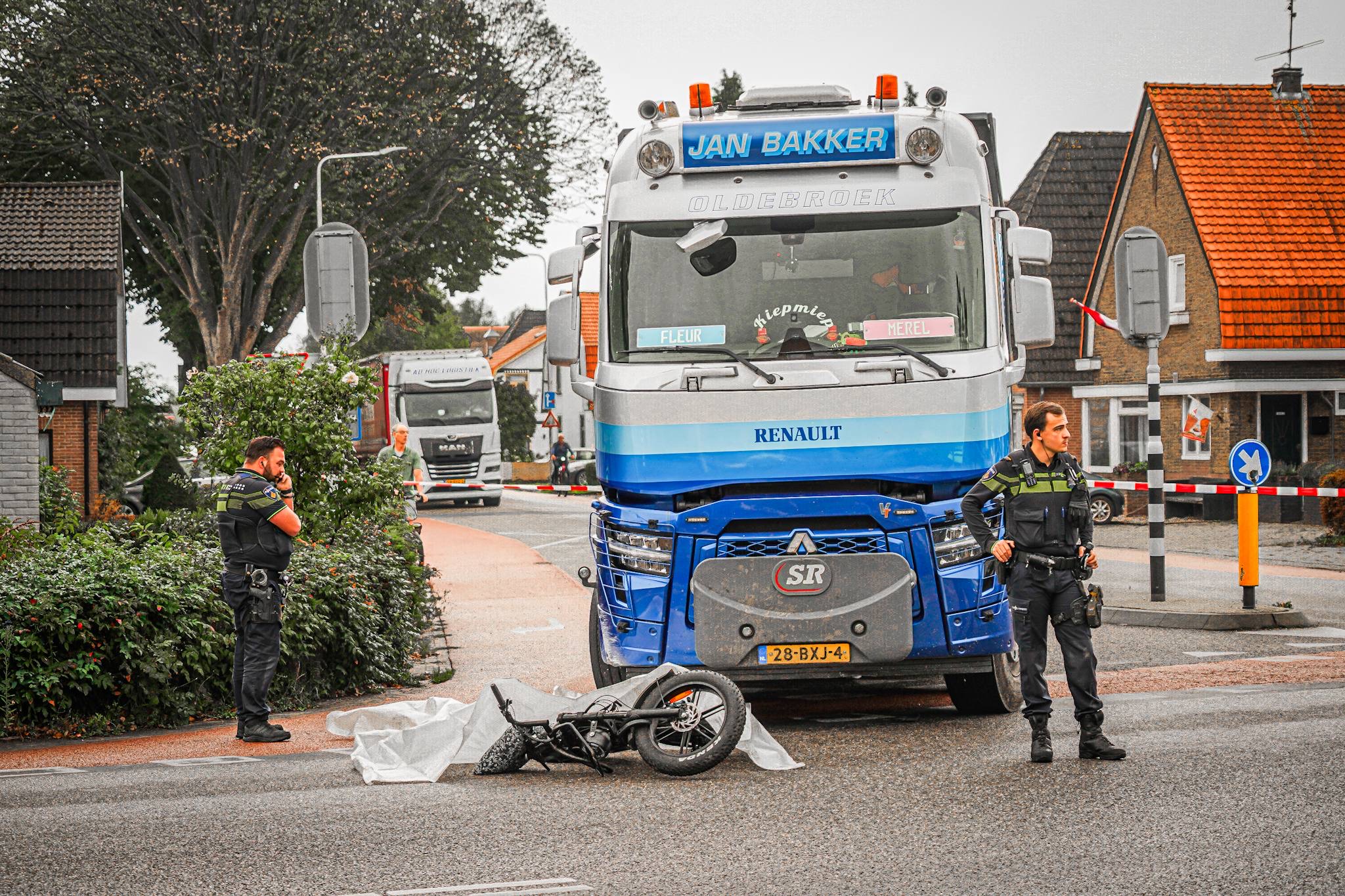 Ernstige aanrijding tussen fatbike en vrachtwagen op kruispunt - foto