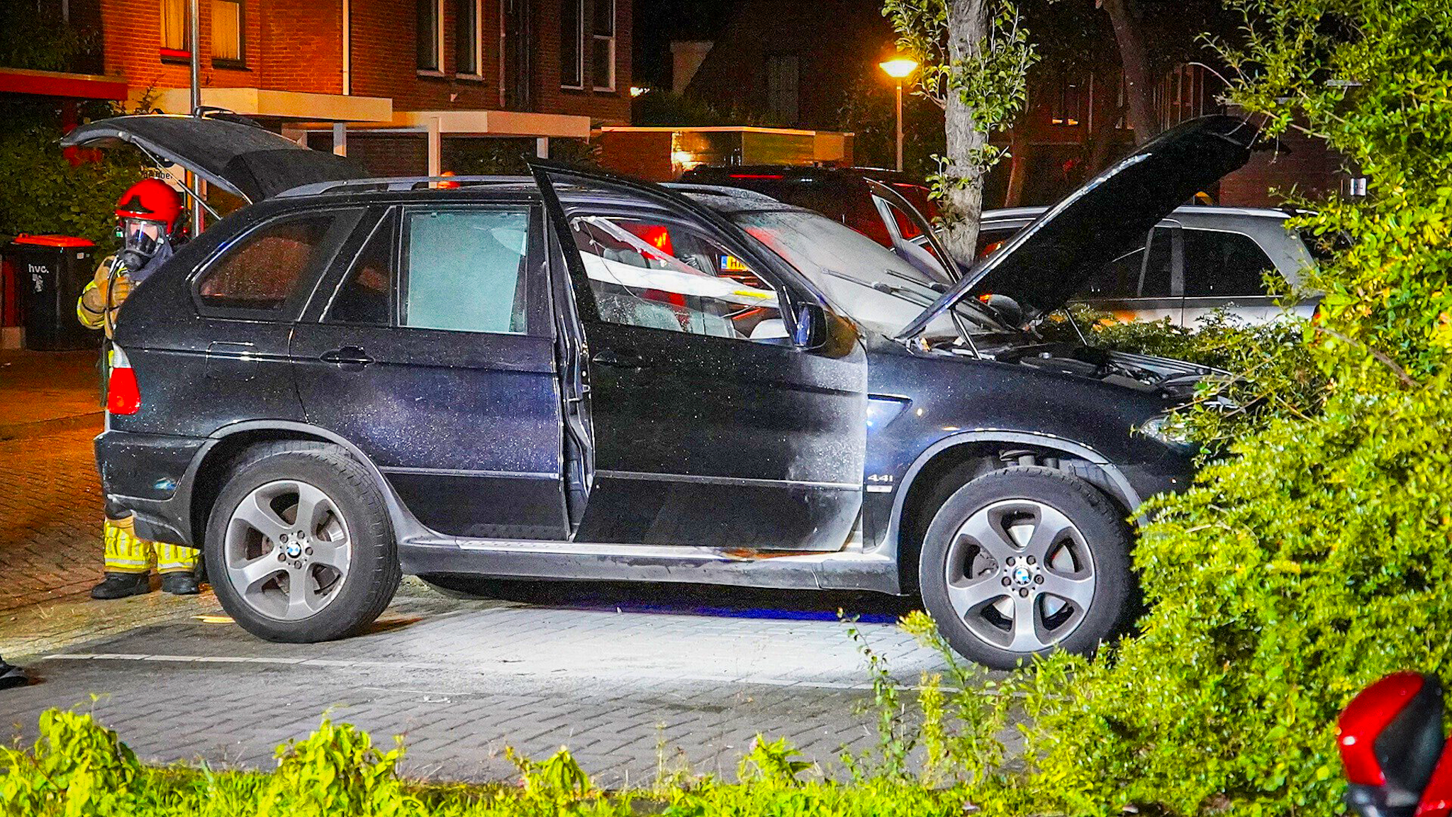 Auto zwaar beschadigd door nachtelijke brand - foto