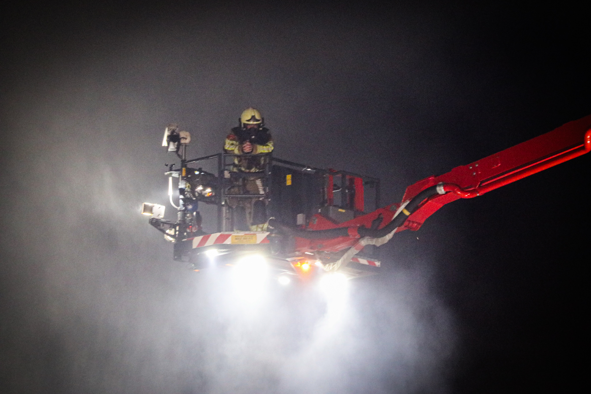 Zeer grote brand na botsing met pand onder controle - foto