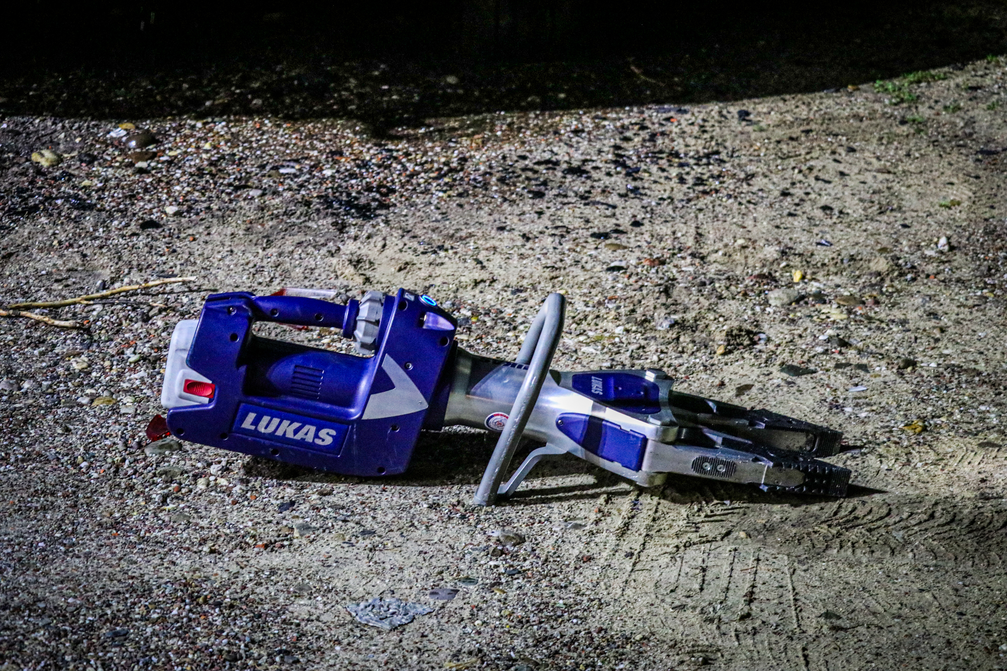 Auto volledig uitgebrand, inzittende komt met de schrik vrij - foto
