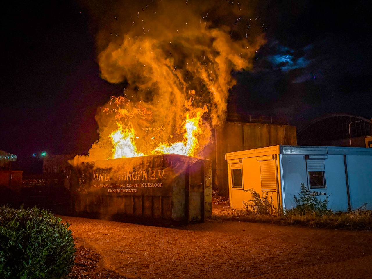 Veel rook bij containerbrand op industrieterrein