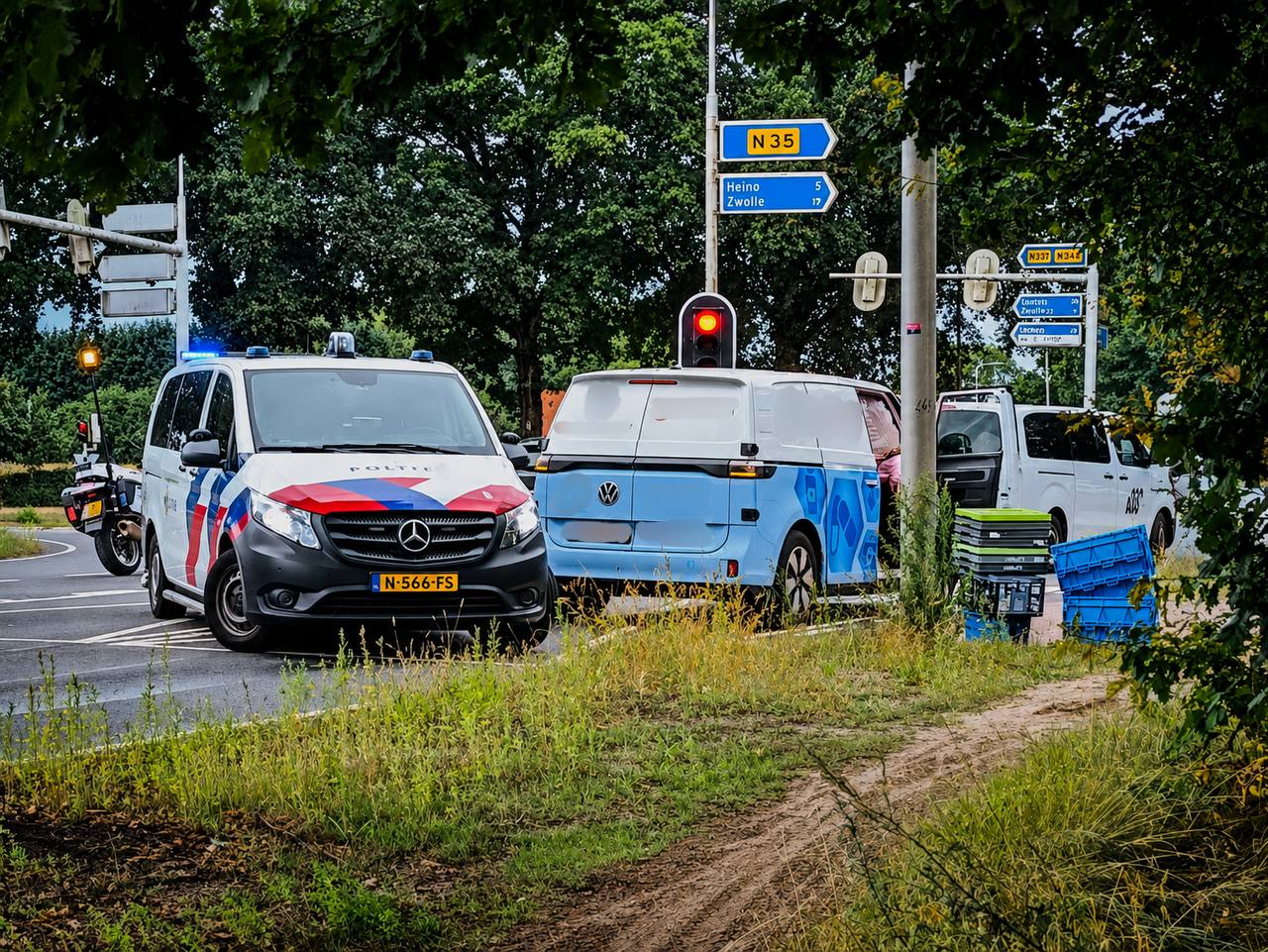 Ongeval met elektrisch bedrijfsbusje zorgt voor verkeershinder