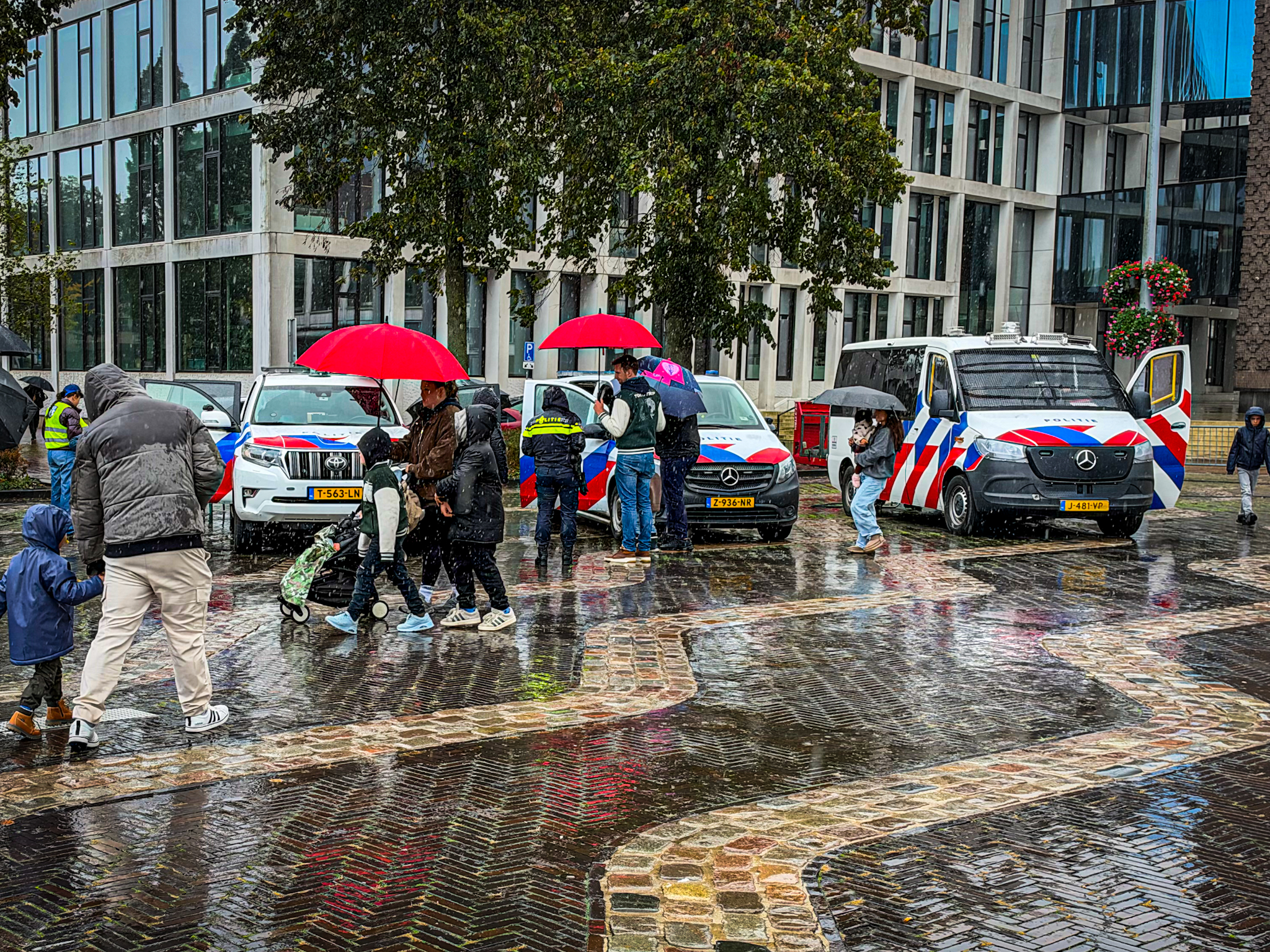 Veiligheidsdag in Arnhem in volle gang ondanks regenachtig weer - foto