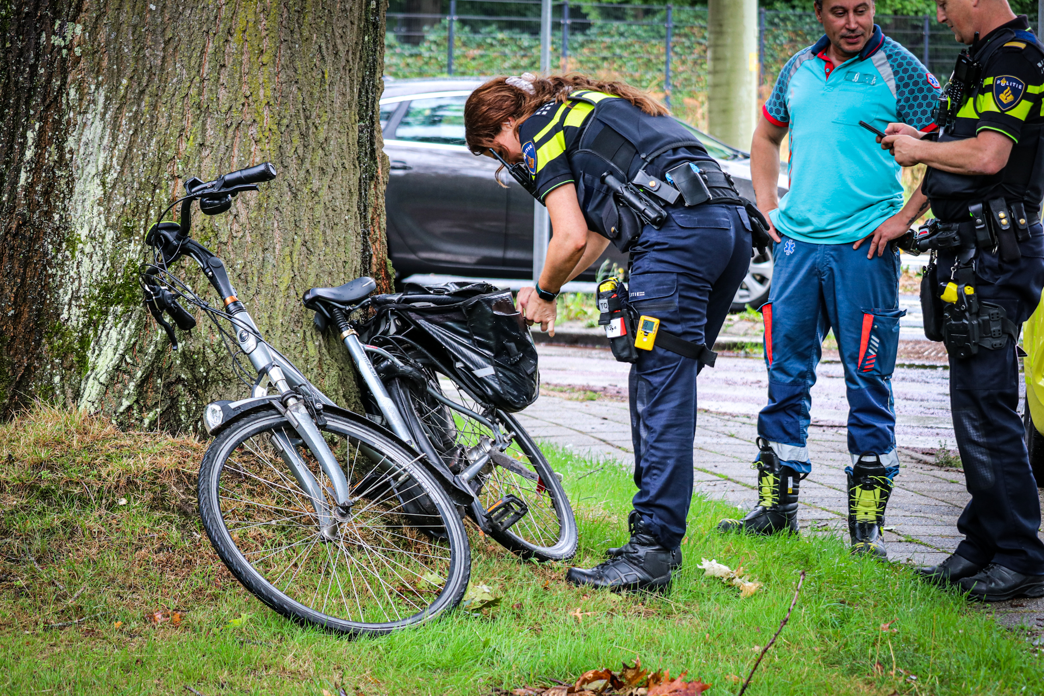Fietser gewond na val op rotonde