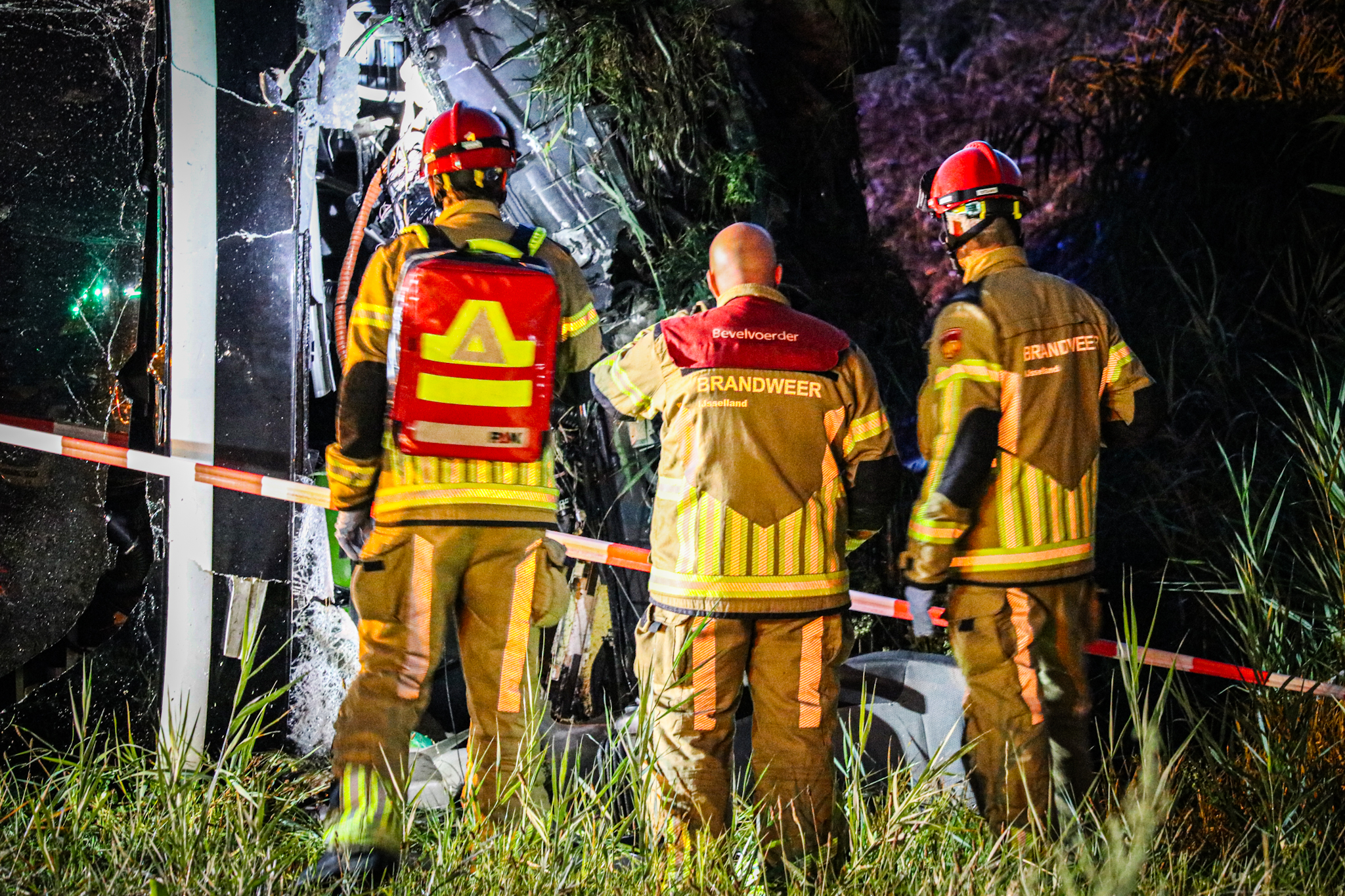 Touringcar belandt op zijkant na ernstig ongeval op A28 - foto