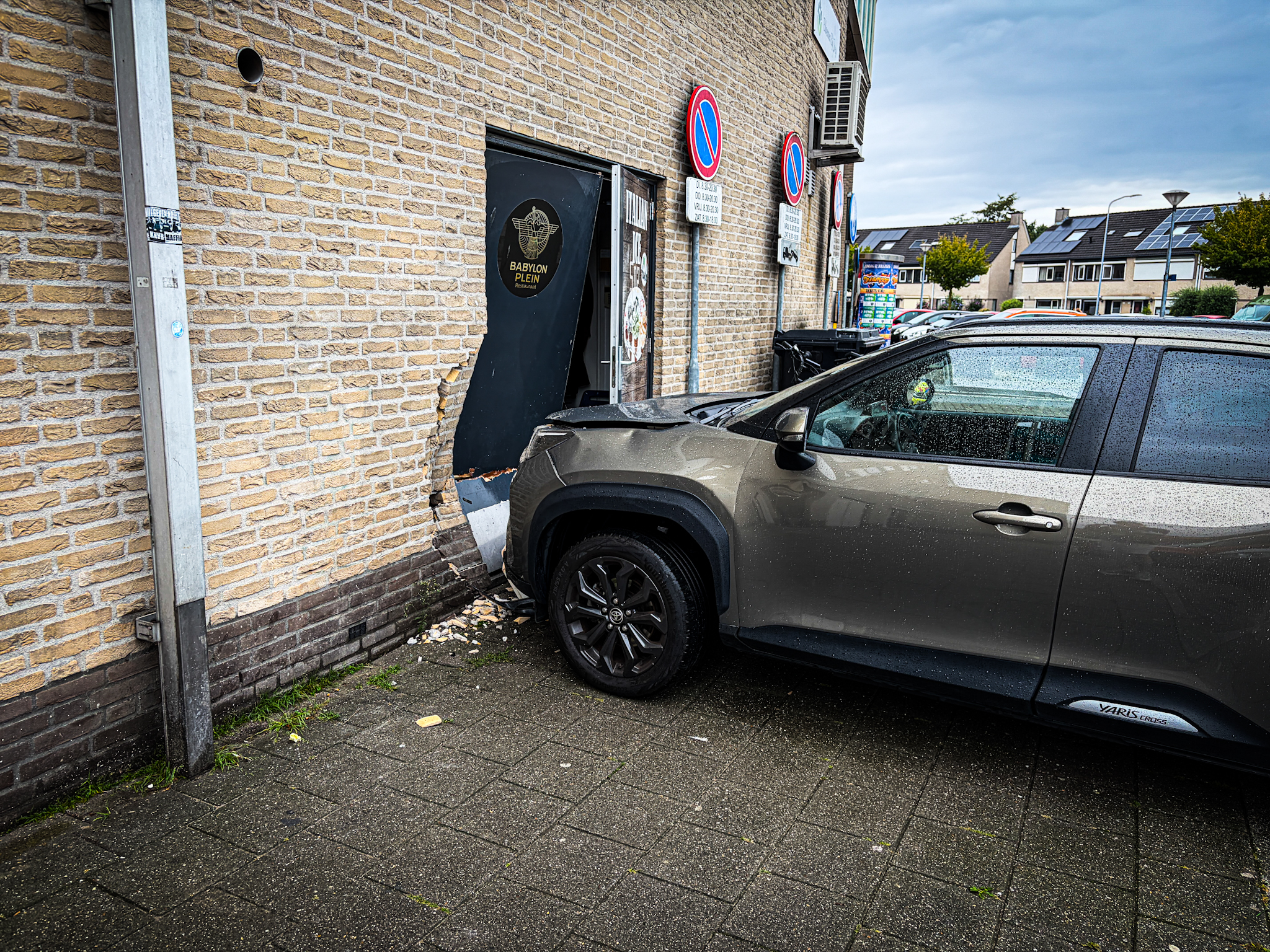Auto ramt gevel aan Eilandplein in Duiven