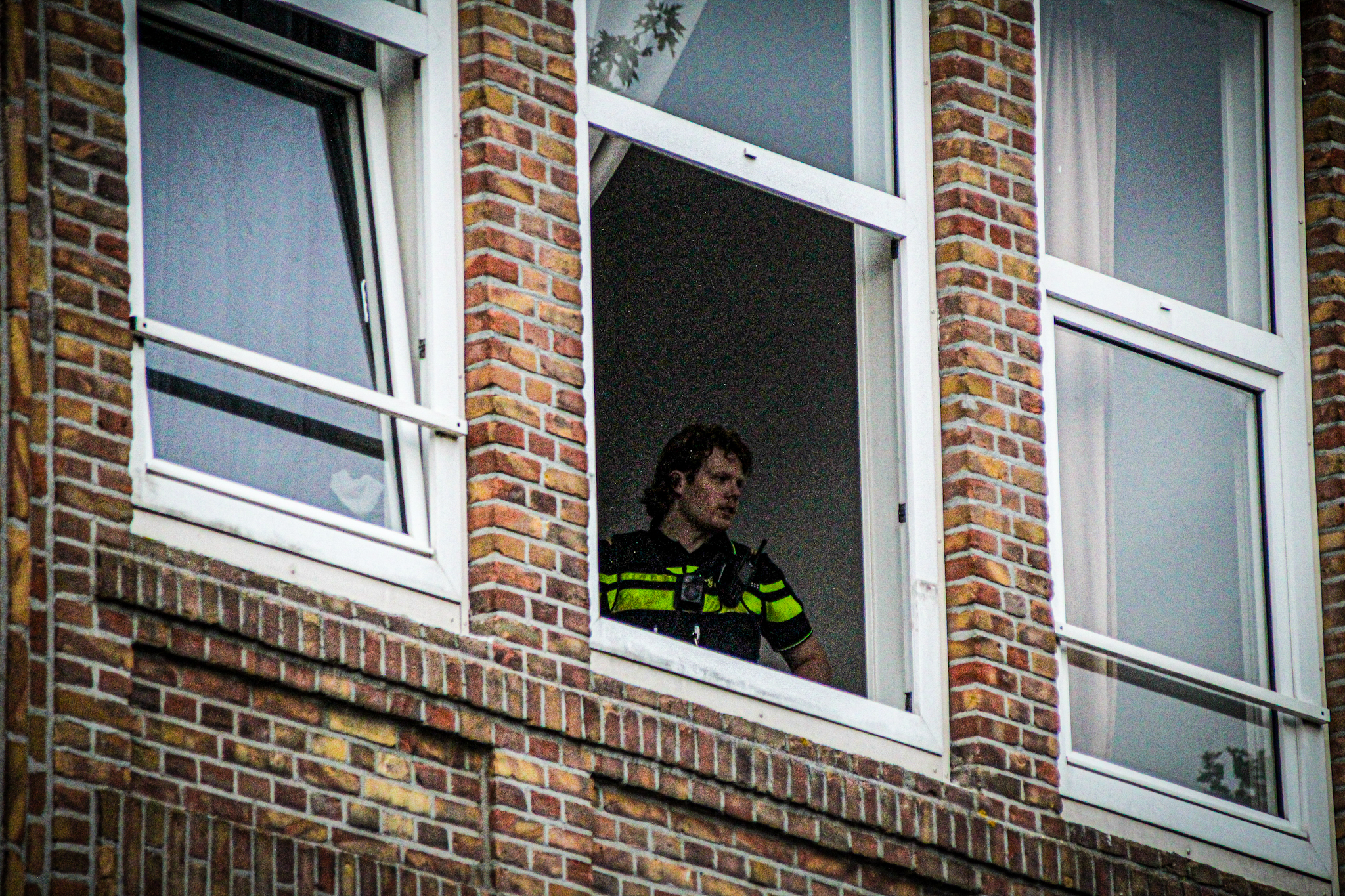 Man valt uit raam en wordt met spoed naar ziekenhuis gebracht - foto
