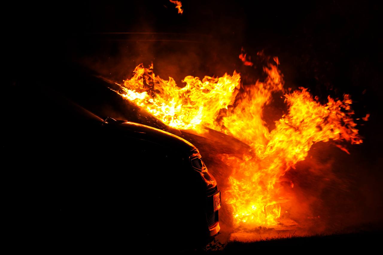 Auto volledig uitgebrand, politie houdt rekening met brandstichting - foto
