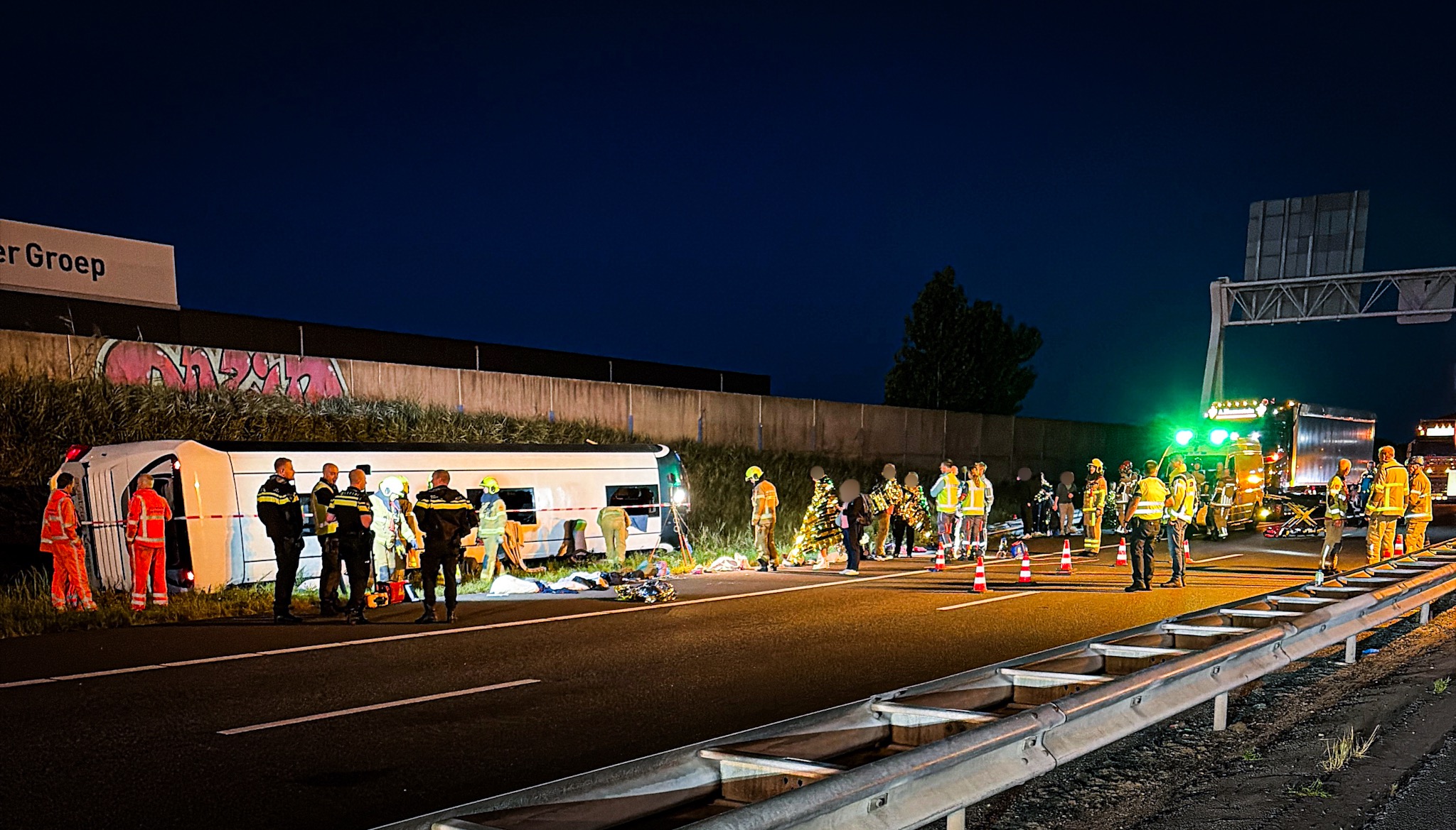 Touringcar belandt op zijkant na ernstig ongeval op A28