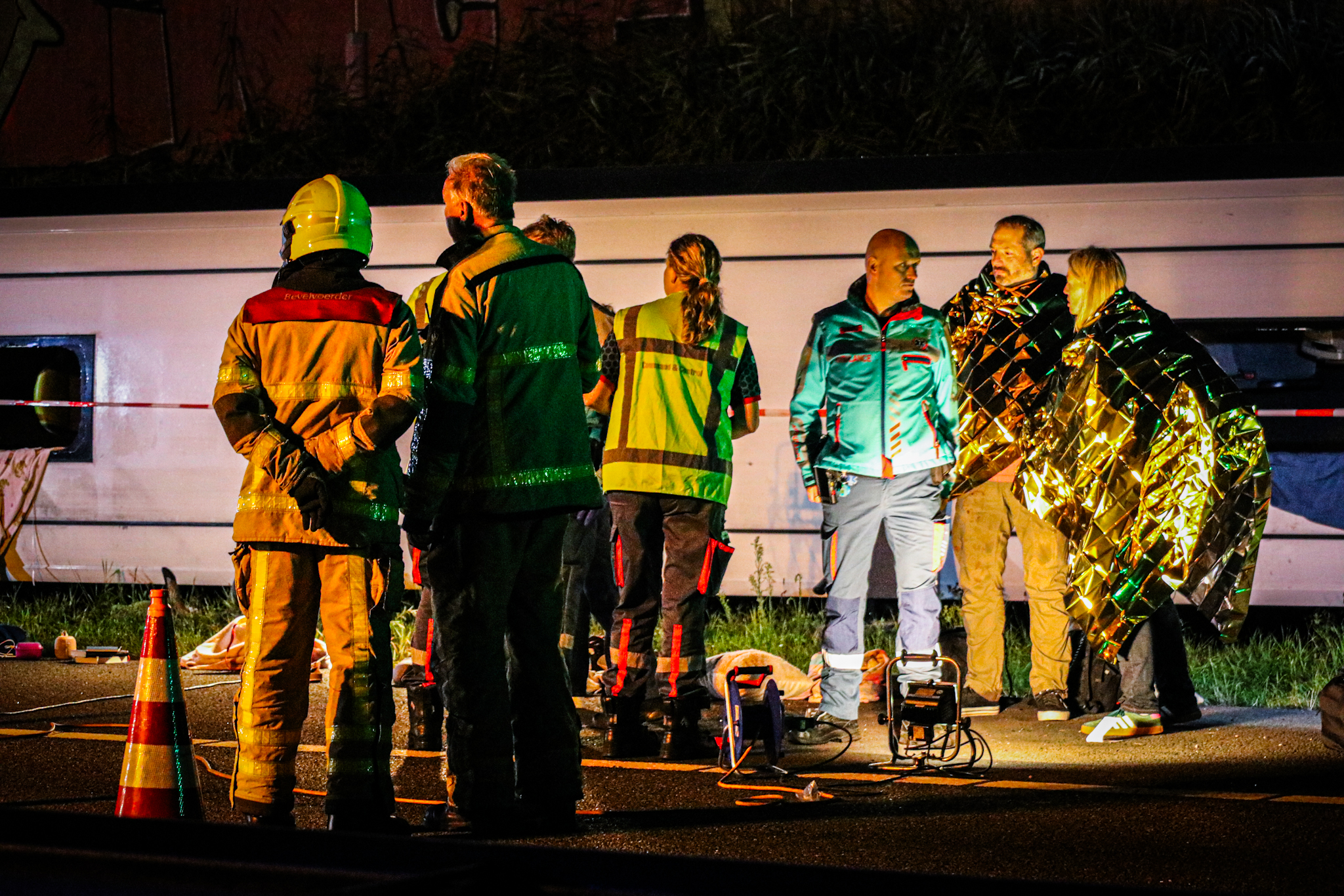Touringcar belandt op zijkant na ernstig ongeval op A28 - foto