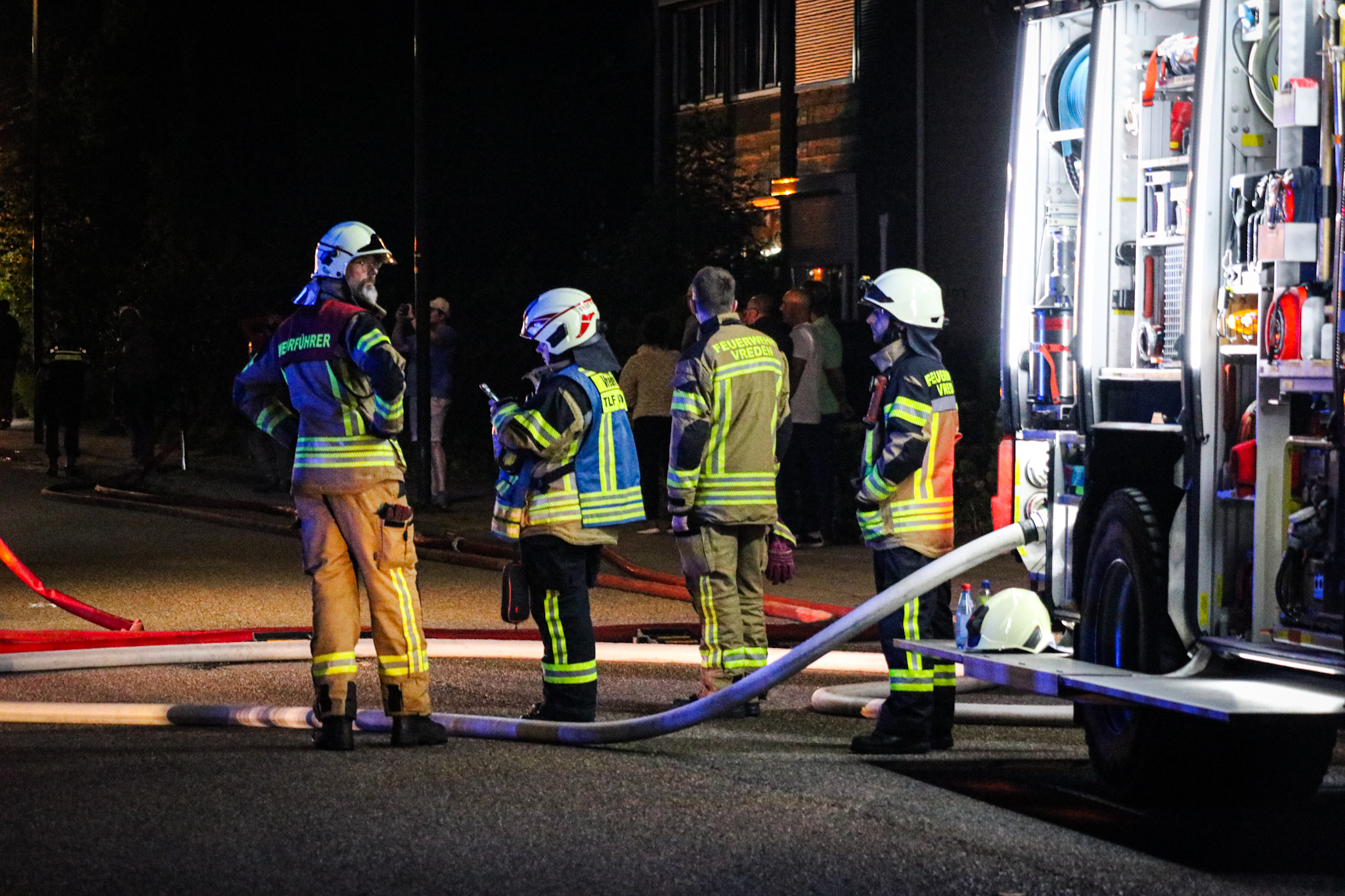 Zeer grote brand na botsing met pand onder controle - foto