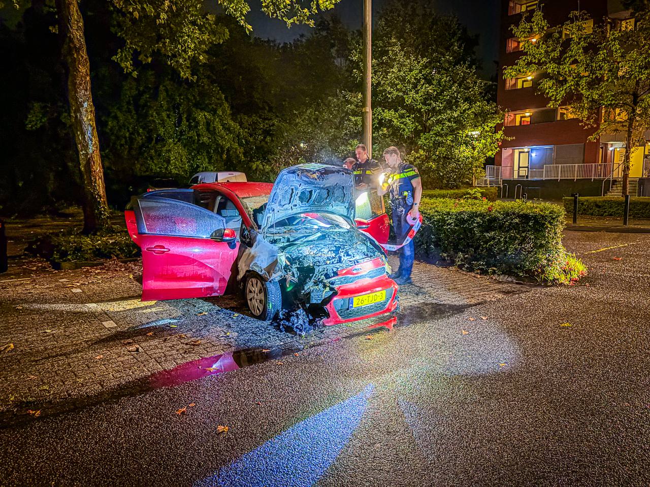 Auto volledig verwoest door nachtelijke brand, politie onderzoekt mogelijke brandstichting - foto
