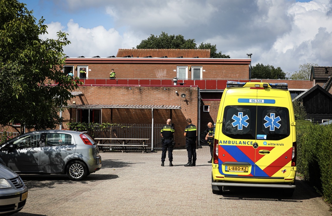 Persoon naar ziekenhuis na incident bij woning - foto
