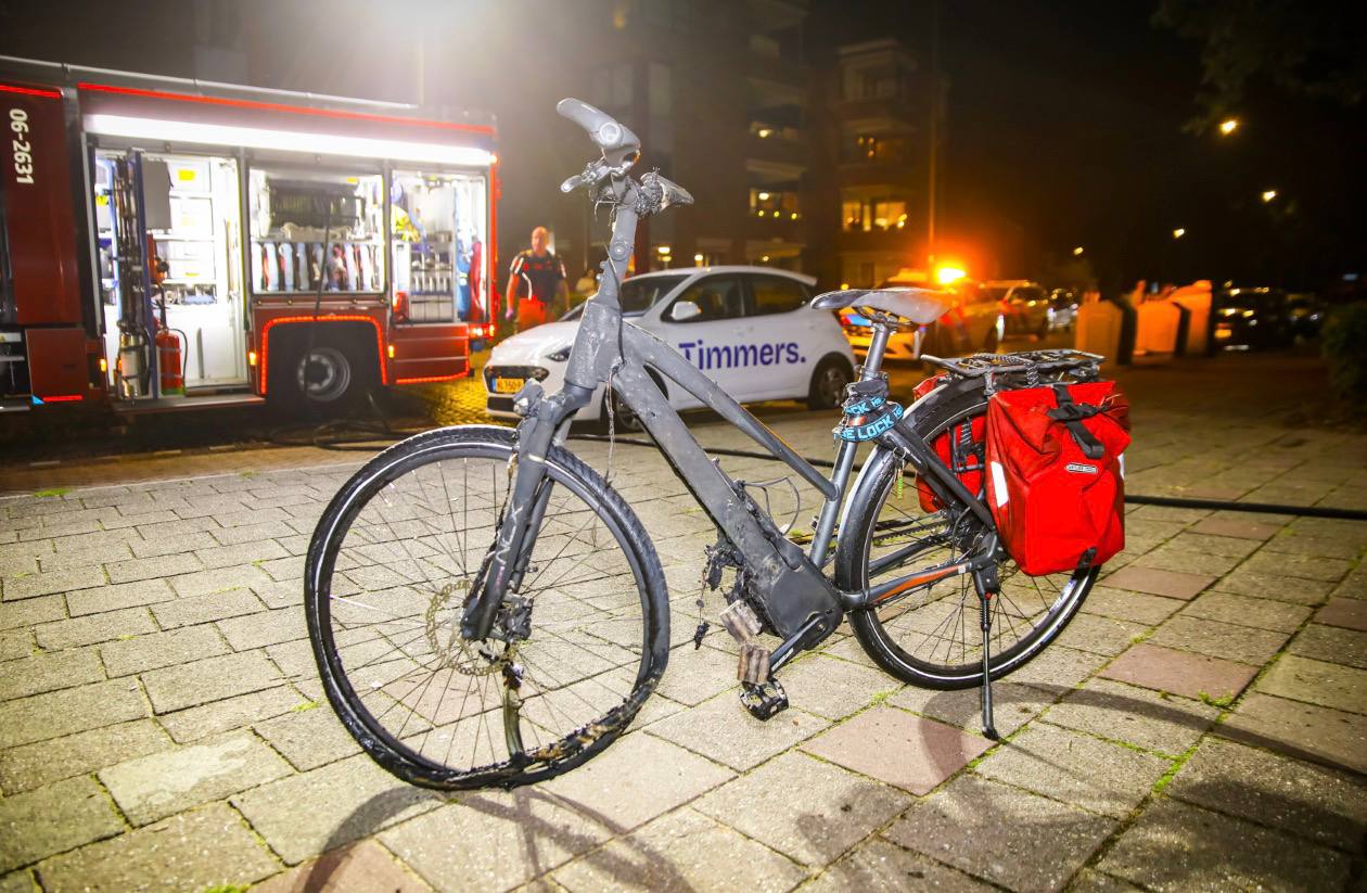 Fiets brand in kelderbox zorgt voor veel rook in flat