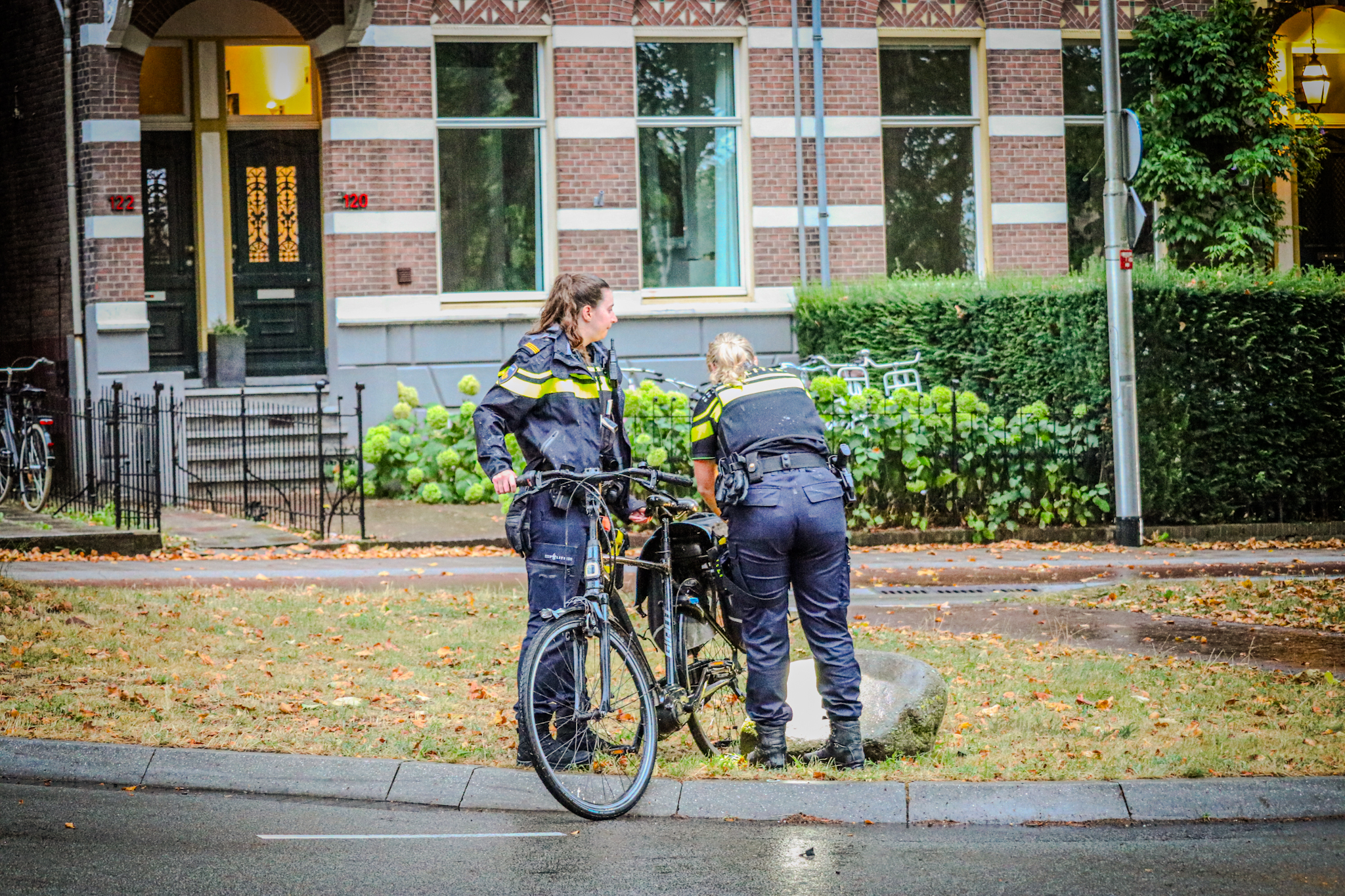 Automobilist schept fietser in drukke ochtendspits - foto