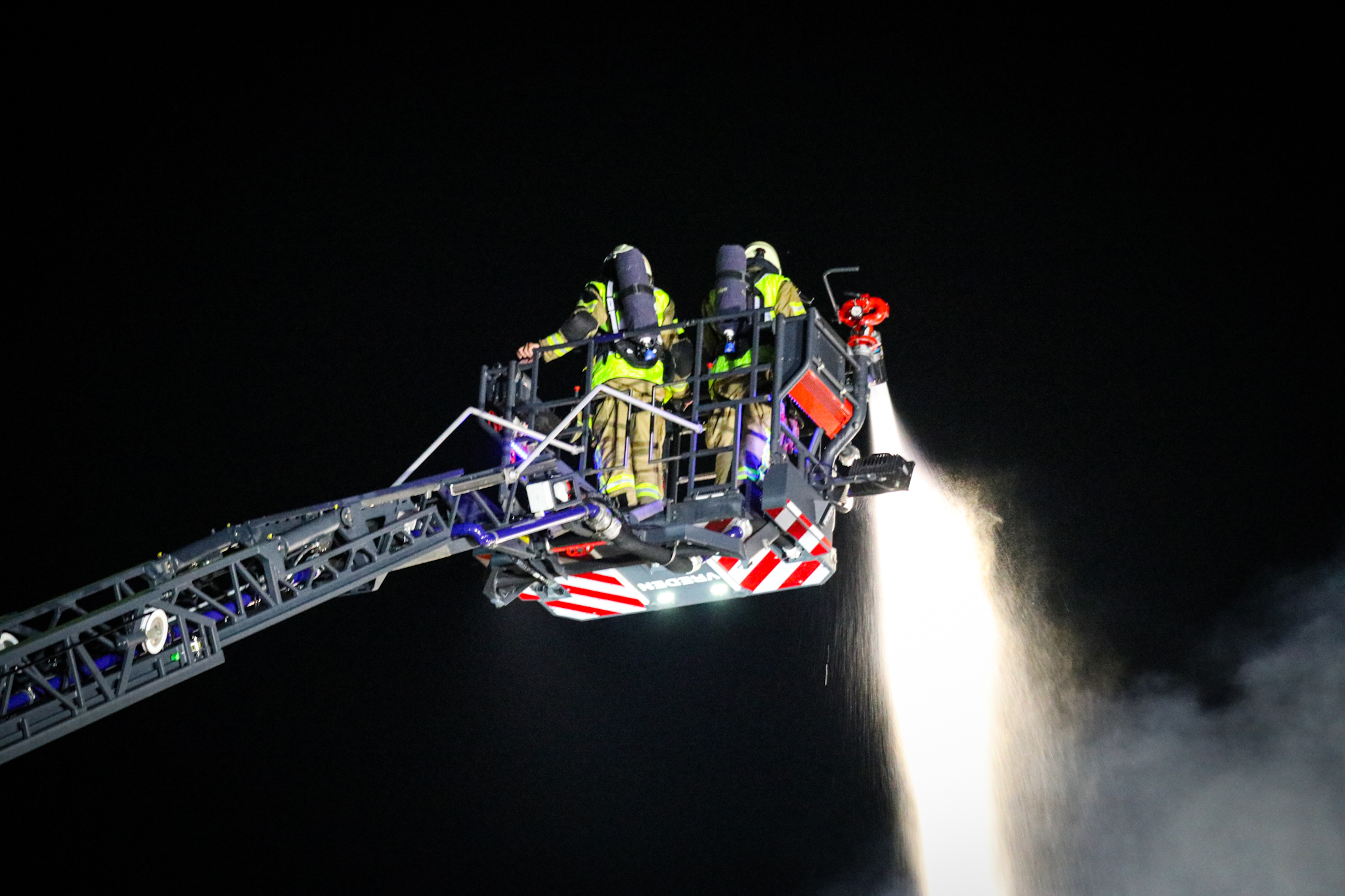 UPDATE: NL-Alert ingetrokken, meerdere bedrijfspanden verloren bij zeer grote brand