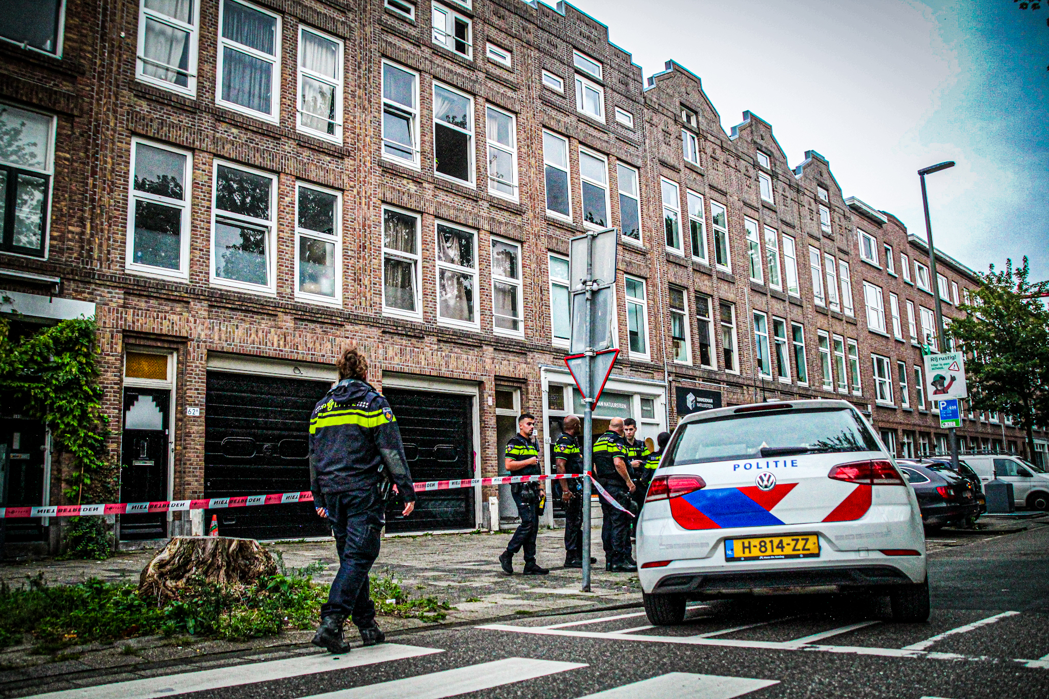 Man valt uit raam en wordt met spoed naar ziekenhuis gebracht