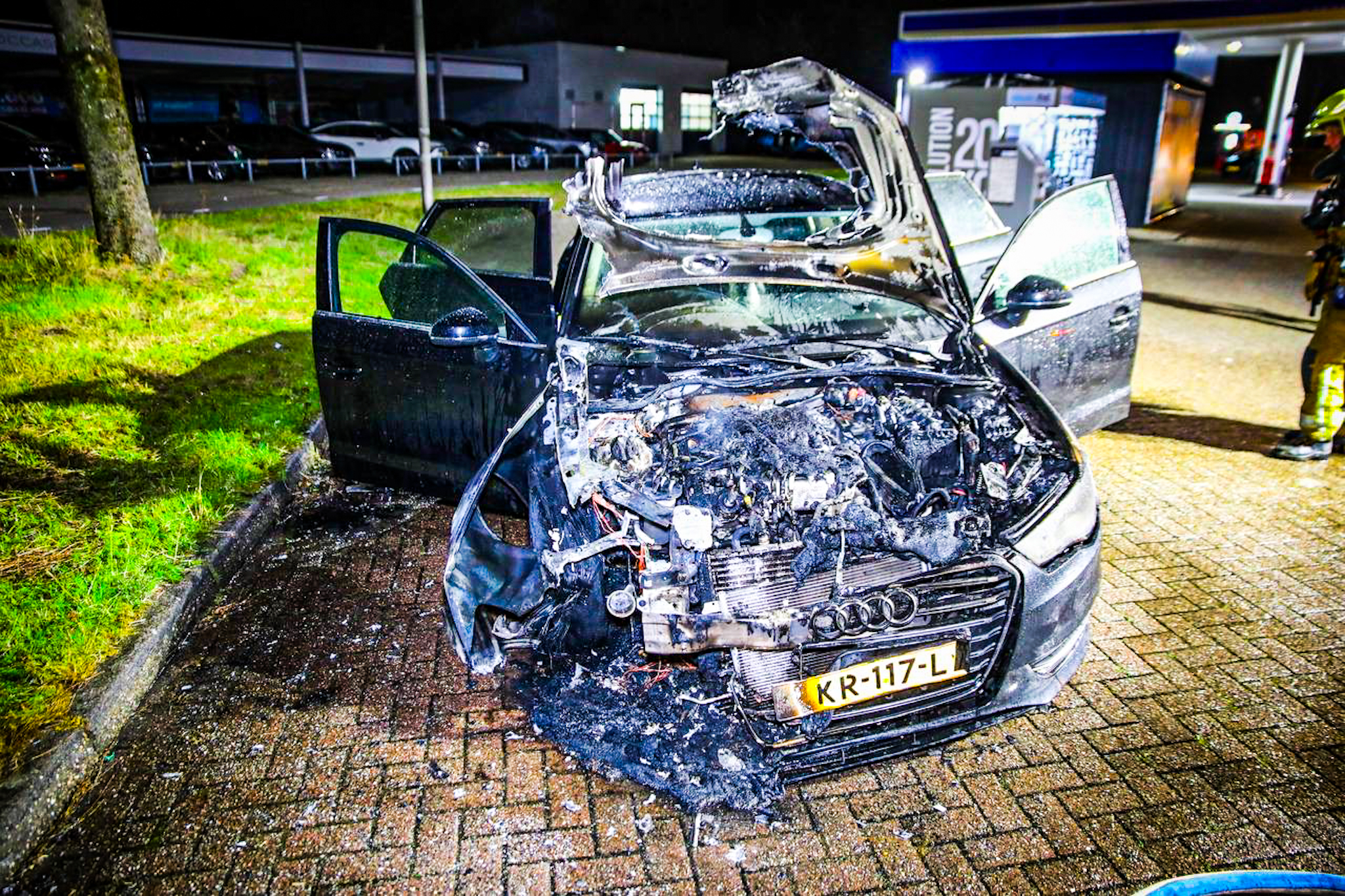 Auto vliegt in brand bij tankstation, bestuurder voorkomt gevaarlijke situatie - foto