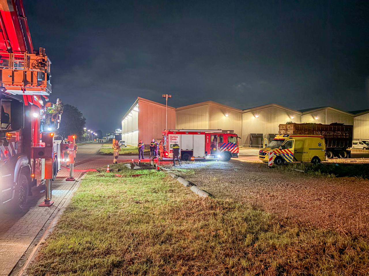 Veel rook bij containerbrand op industrieterrein - foto