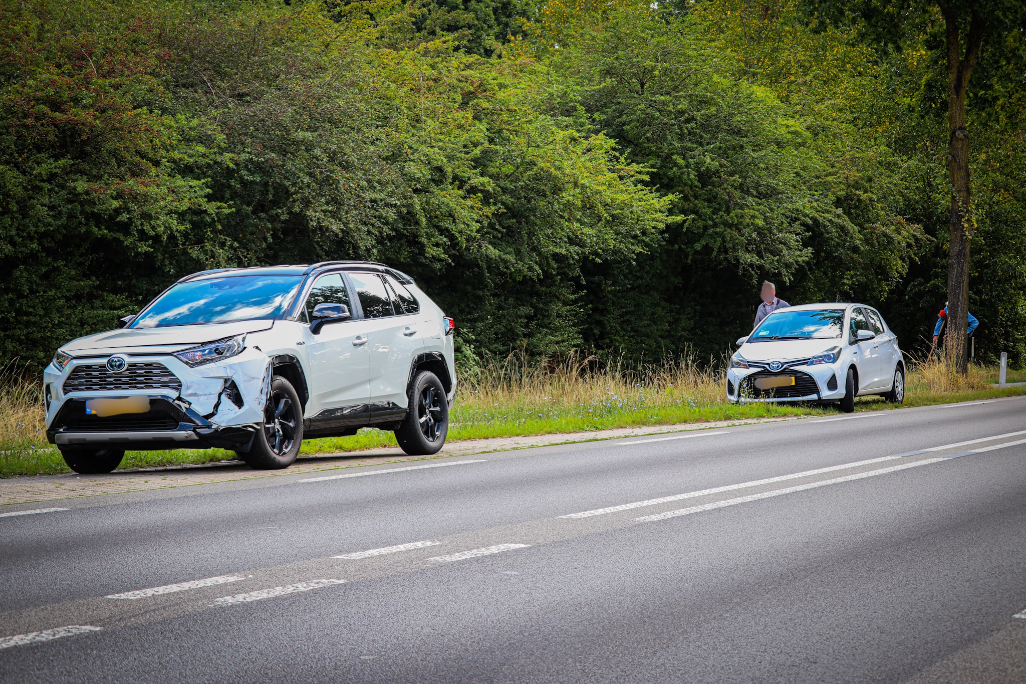 Twee auto’s botsen op elkaar; lichte schade als gevolg - foto