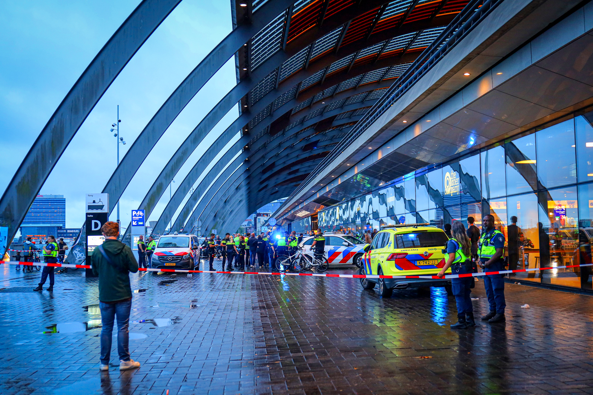 Persoon gewond bij steekincident nabij centraal station - foto