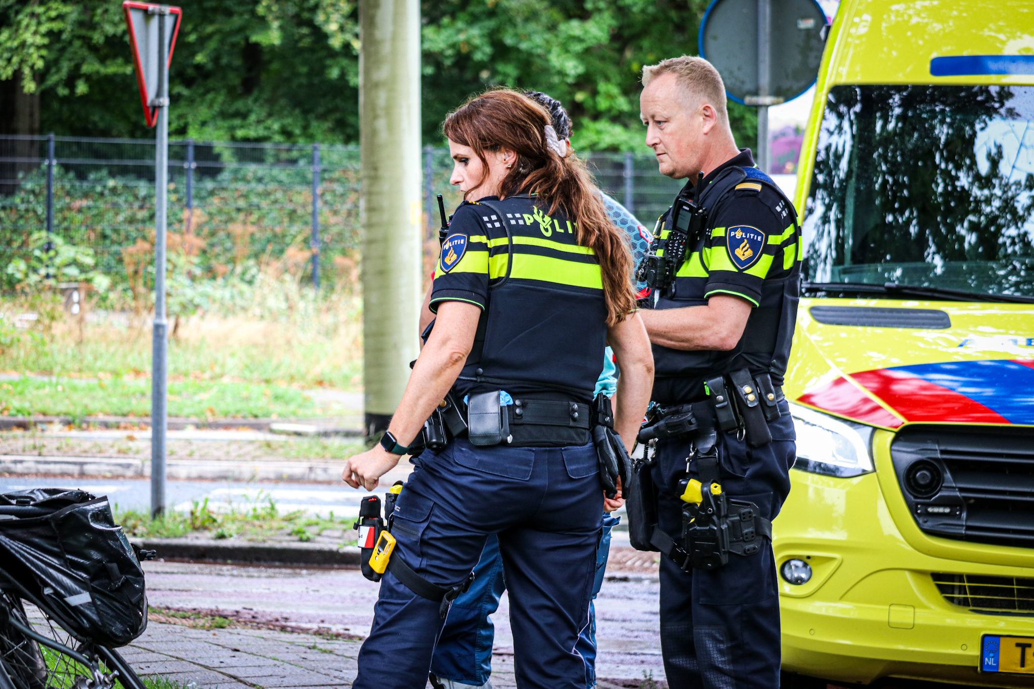 Fietser gewond na val op rotonde - foto