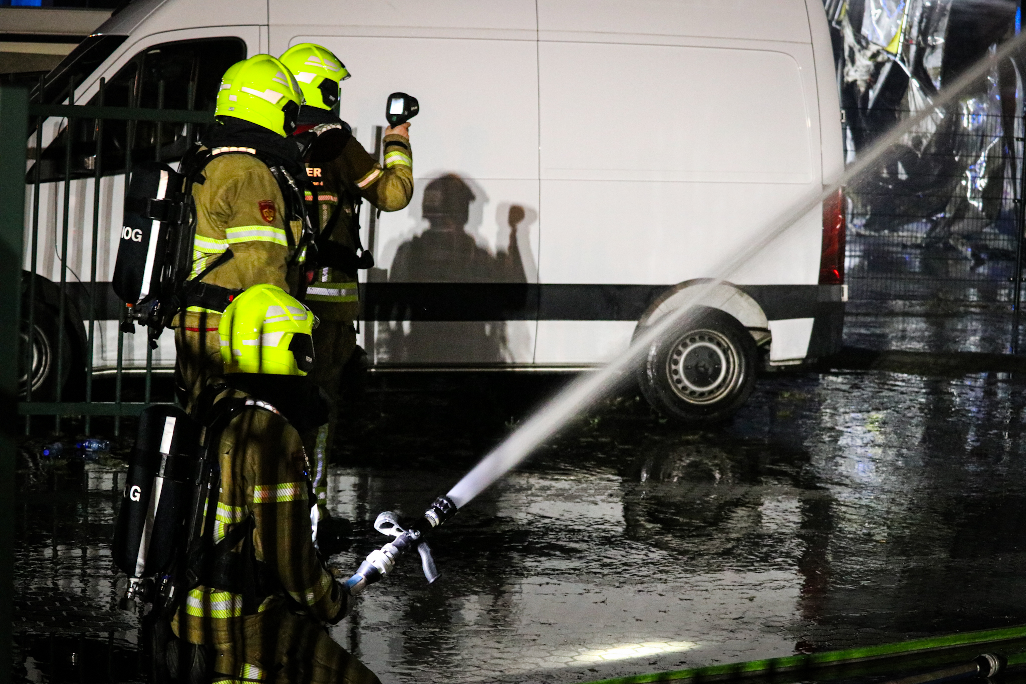 Zeer grote brand na botsing met pand onder controle - foto