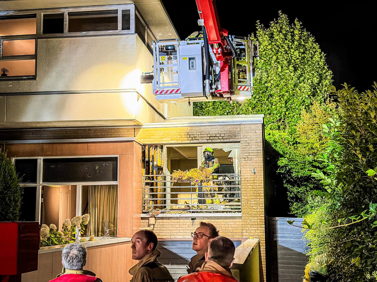 Bewoner gewond bij balkonbrand in Velp, brandweer voorkomt uitbreiding