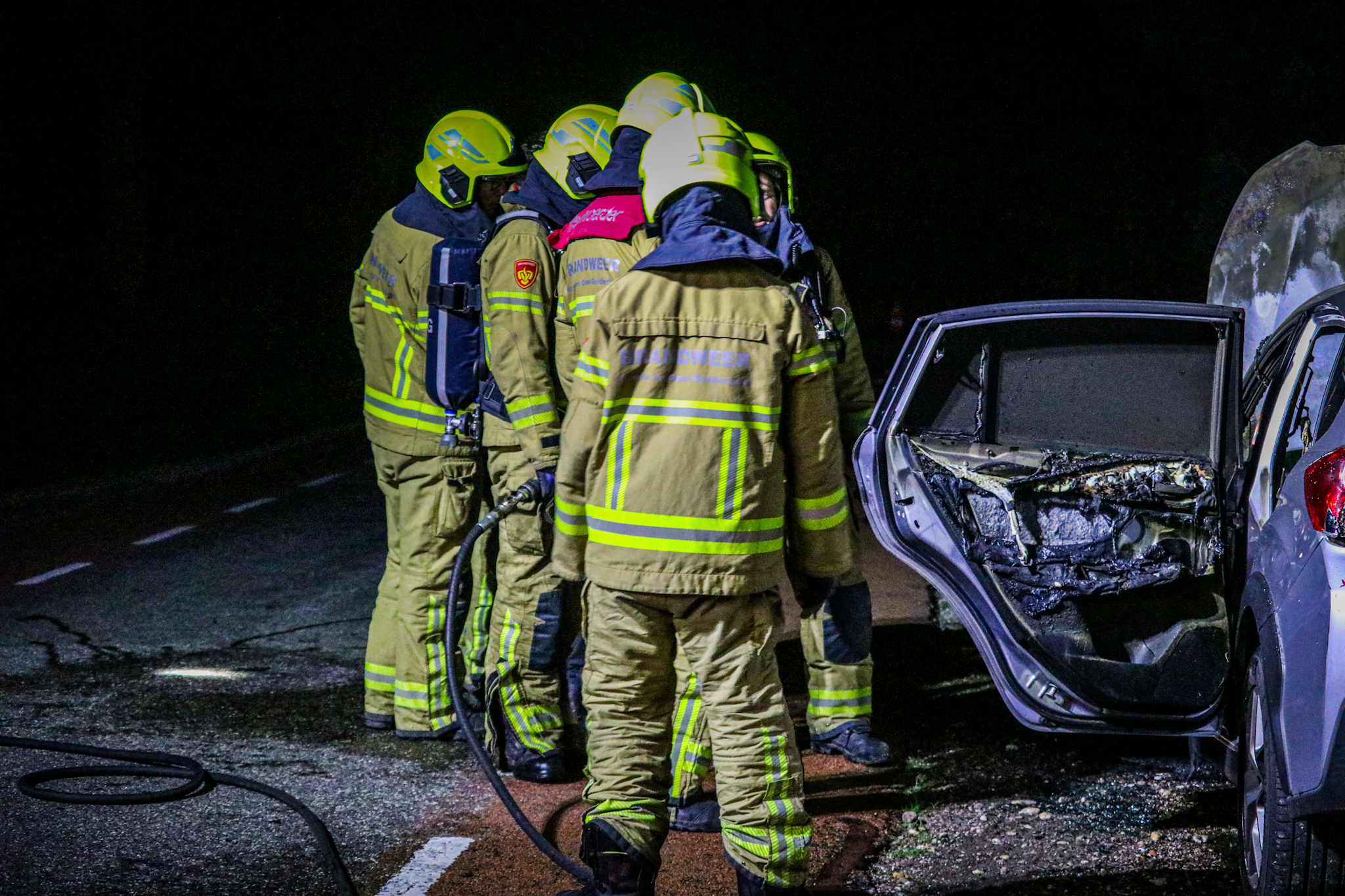Auto volledig uitgebrand, inzittende komt met de schrik vrij - foto