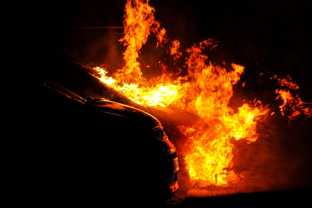 Auto volledig uitgebrand, politie houdt rekening met brandstichting