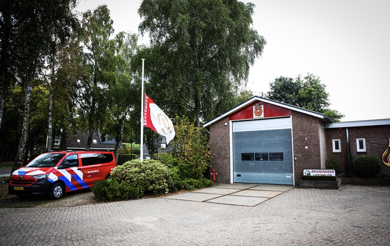 Brandweerkazernes in heel Nederland vlag halfstok voor overleden brandweerman