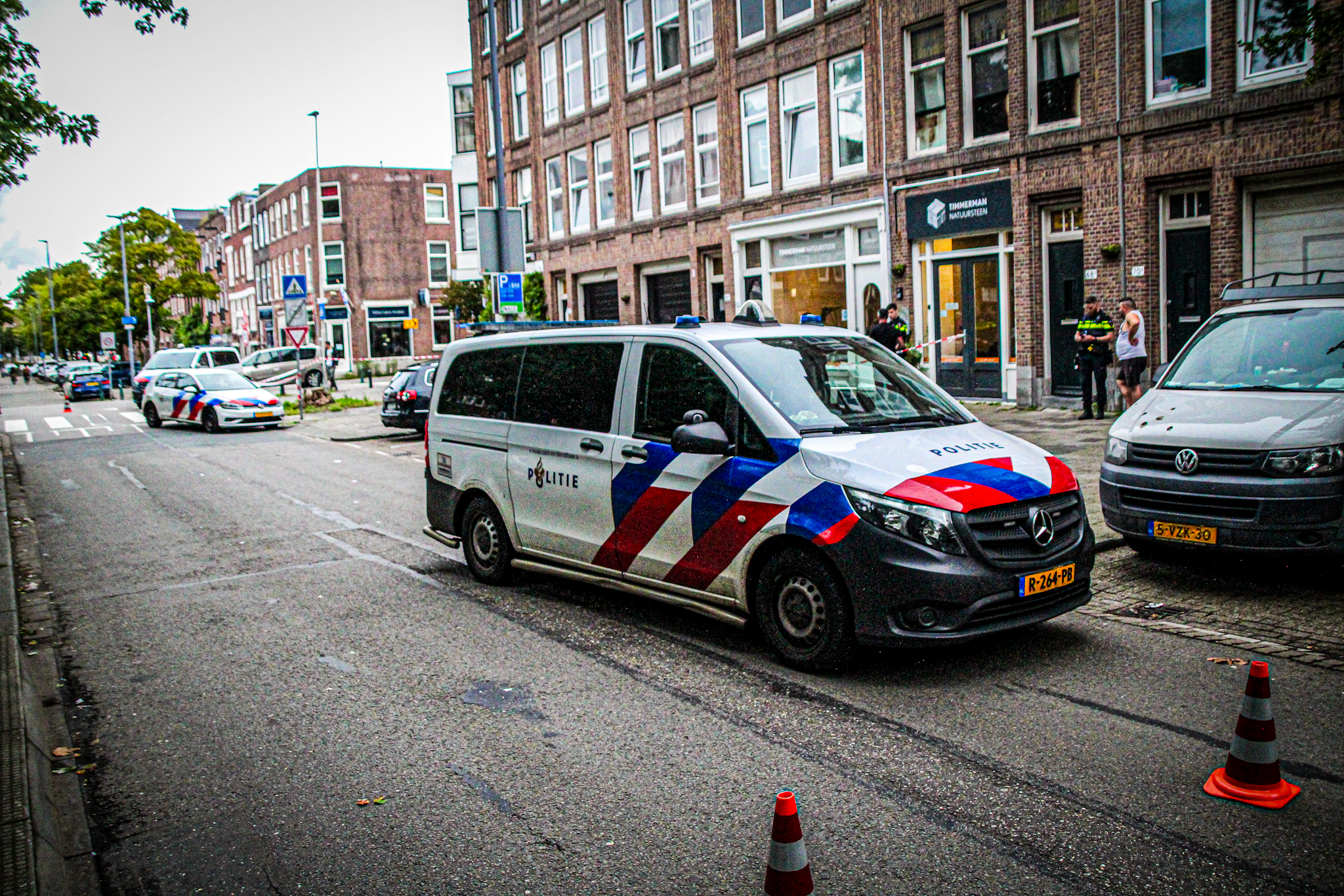 Man valt uit raam en wordt met spoed naar ziekenhuis gebracht - foto