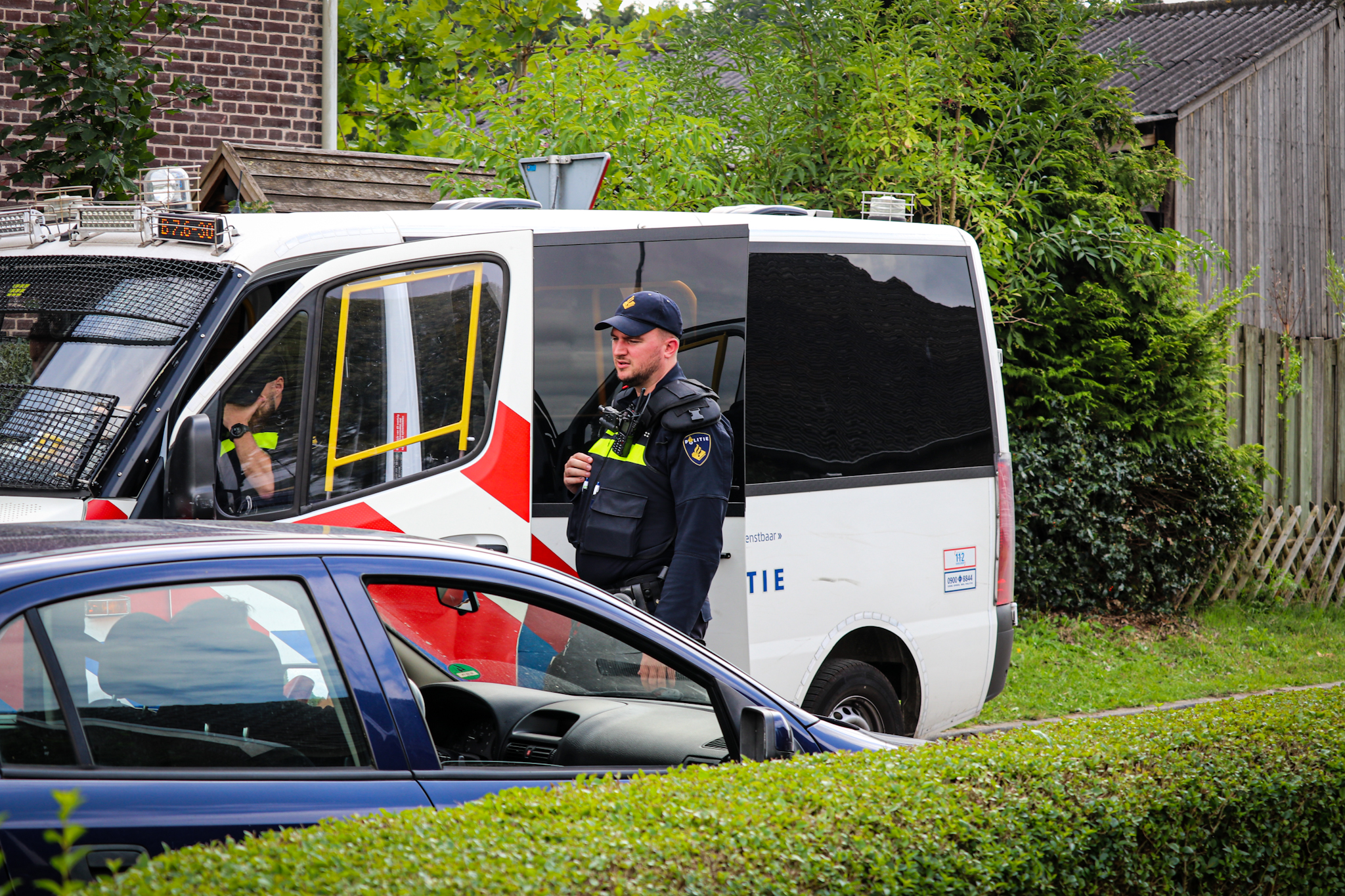 Zwaarbewapende politie blijft woning bewaken na extreem geweld - foto