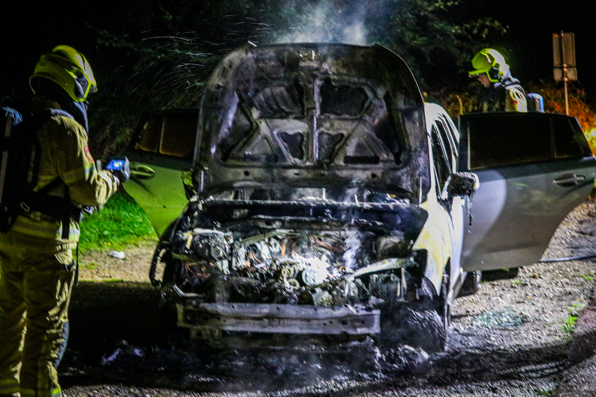 Auto volledig uitgebrand, inzittende komt met de schrik vrij
