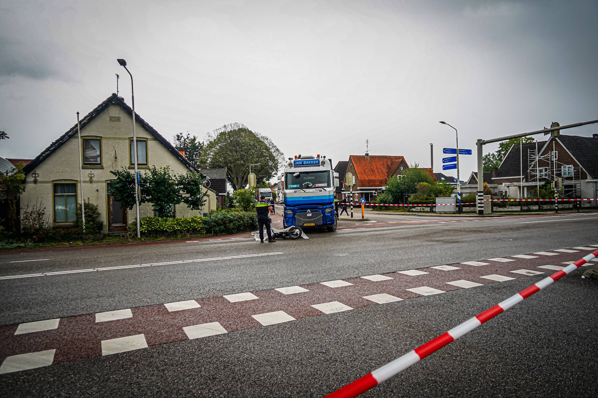 Ernstige aanrijding tussen fatbike en vrachtwagen op kruispunt - foto