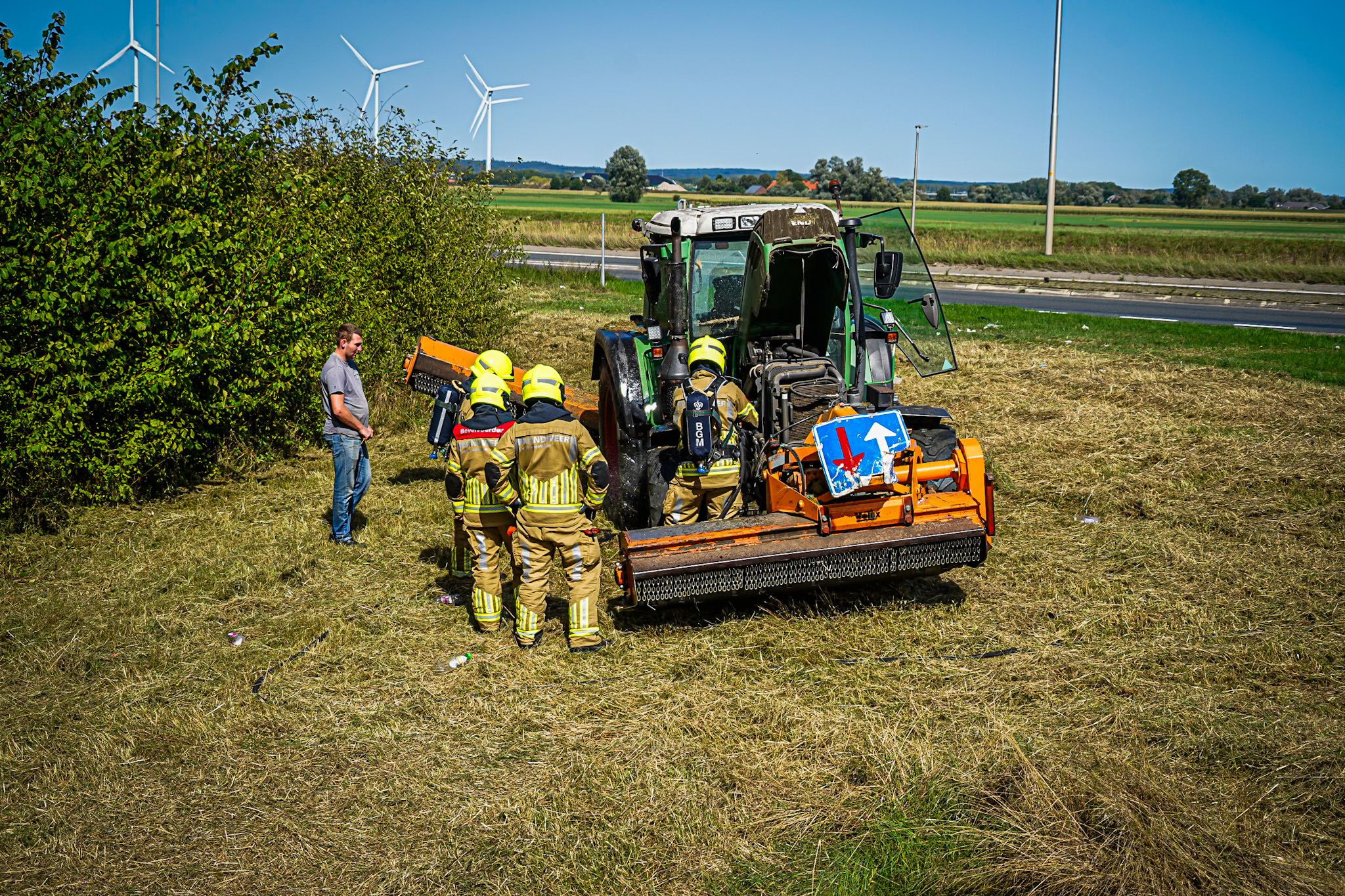 Tractor zorgt voor brandweerinzet langs de weg in Huissen - foto