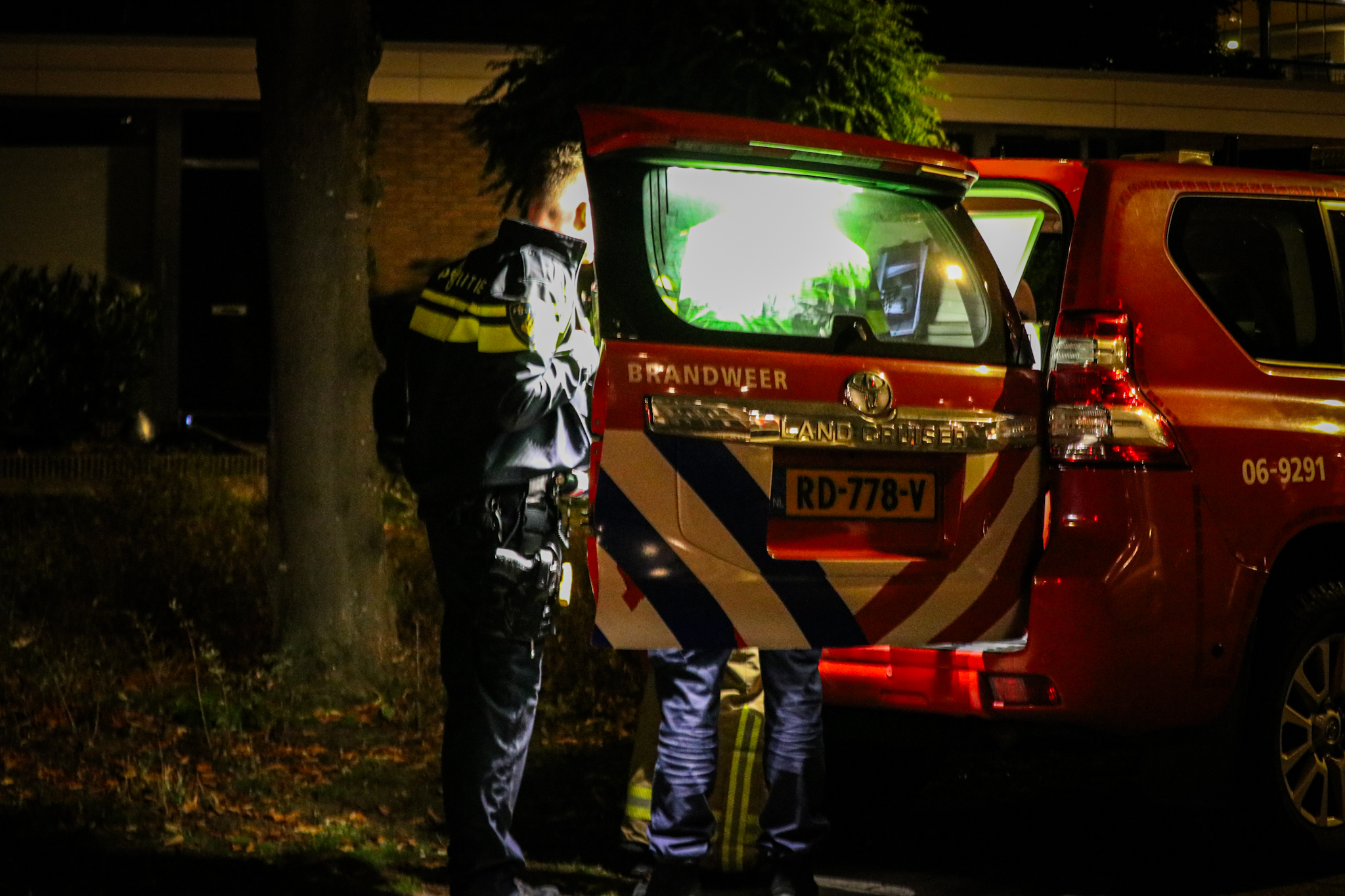 Verdachte aangehouden na vondst vaten in appartement, politie onderzoekt mogelijk drugslab - foto