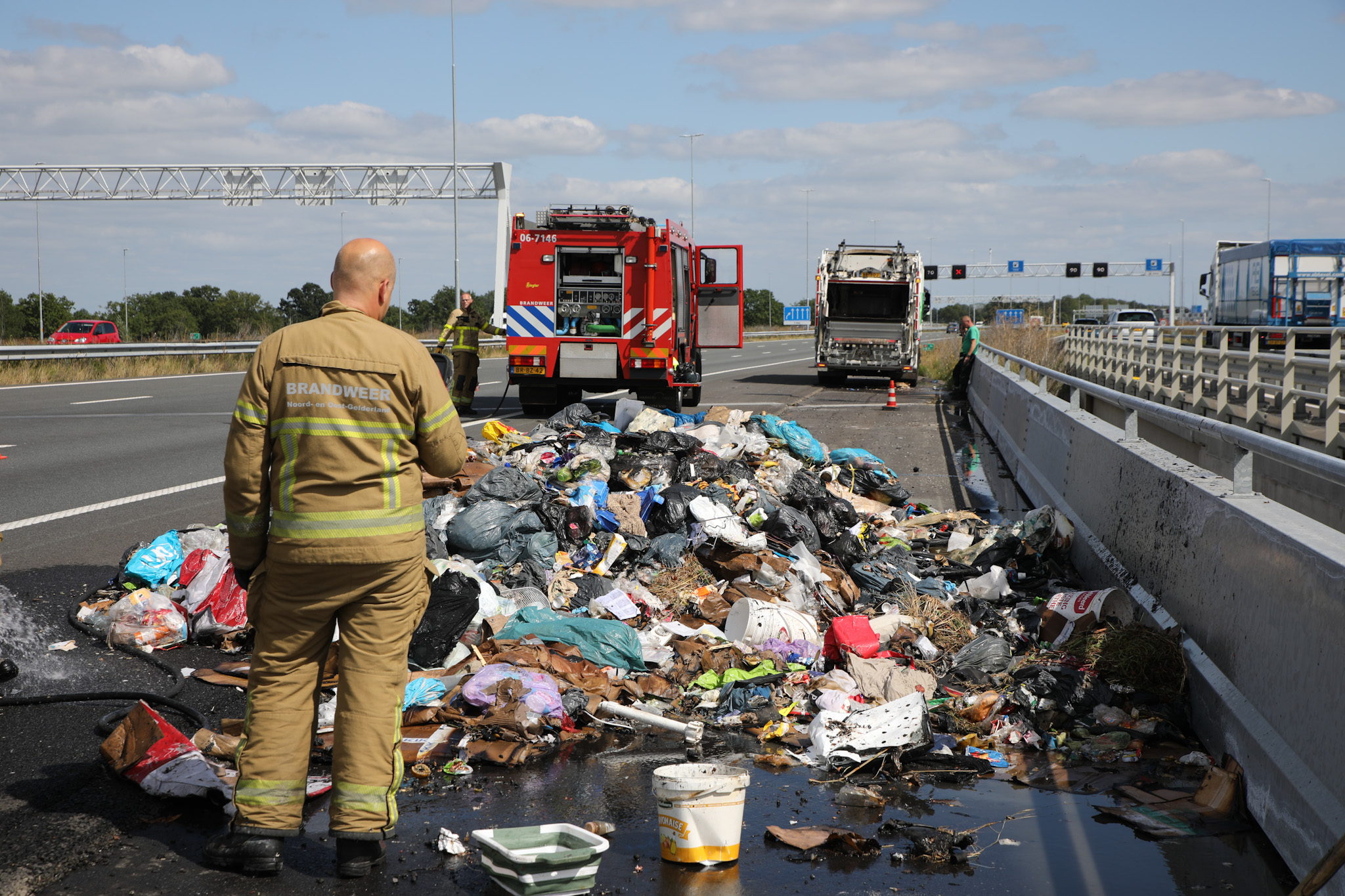 Brand in vuilniswagen op snelweg - foto