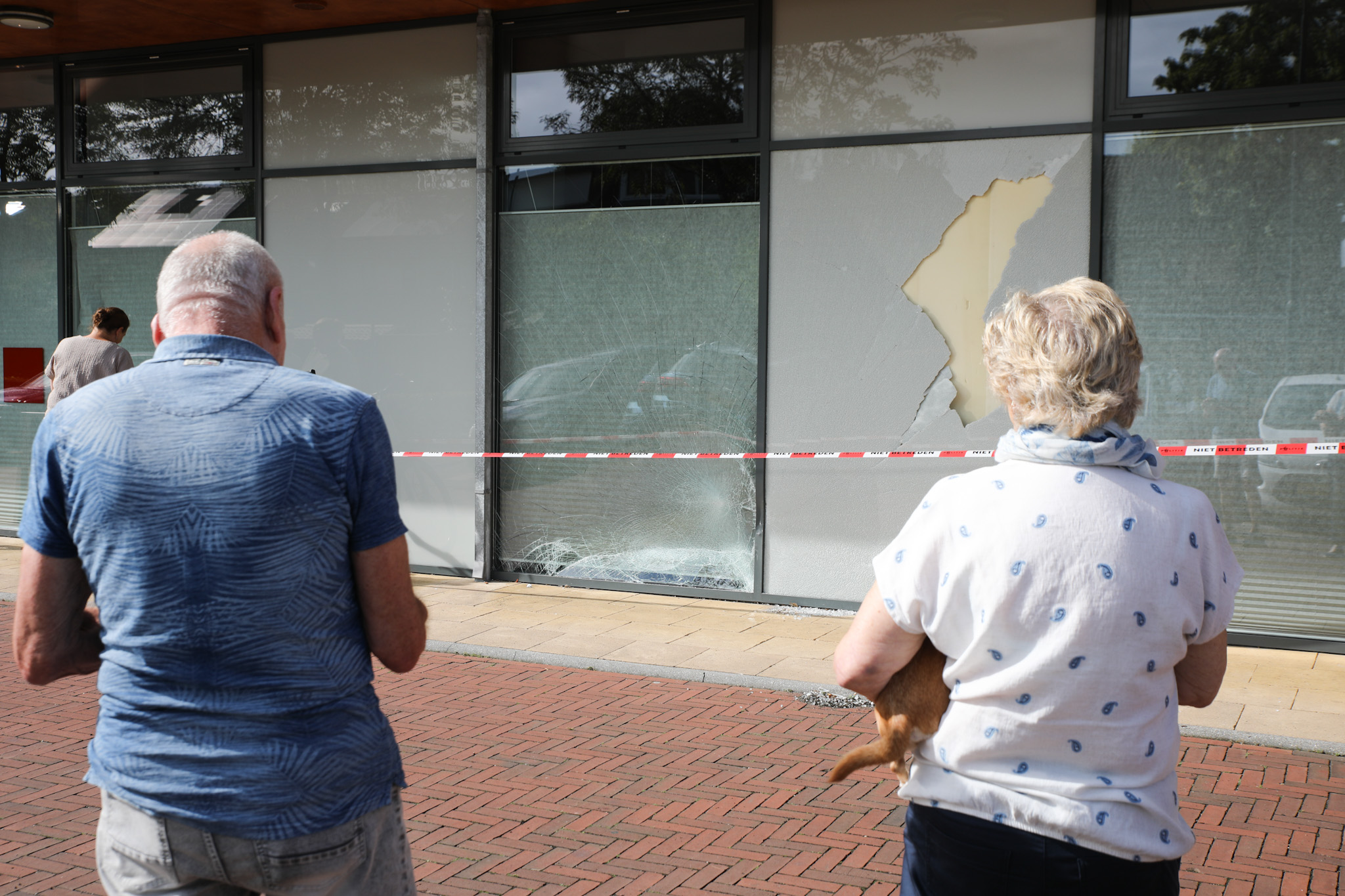 Auto rijdt tegen gevel tijdens parkeren - foto