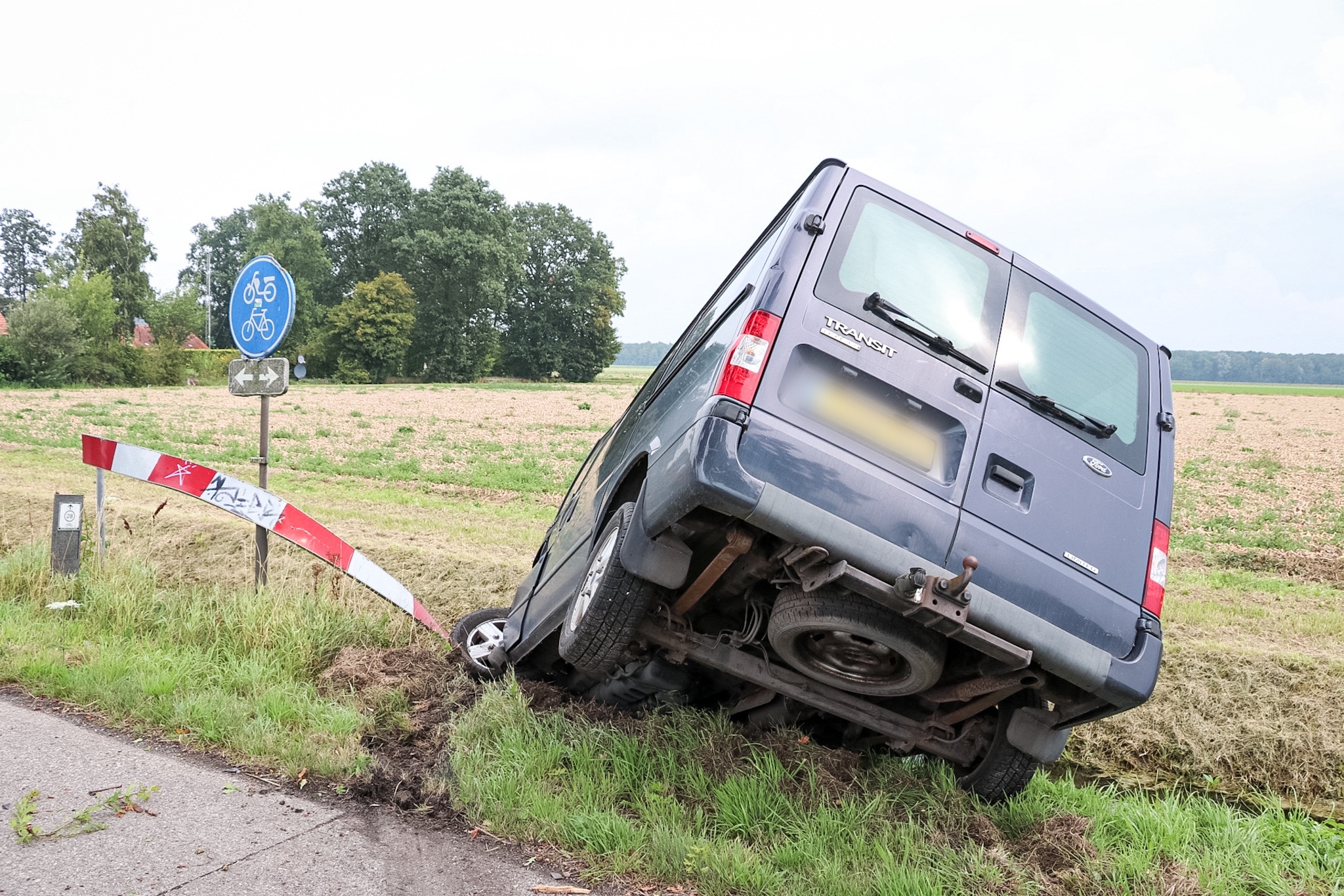Man verliest macht over stuur en belandt met busje in sloot - foto