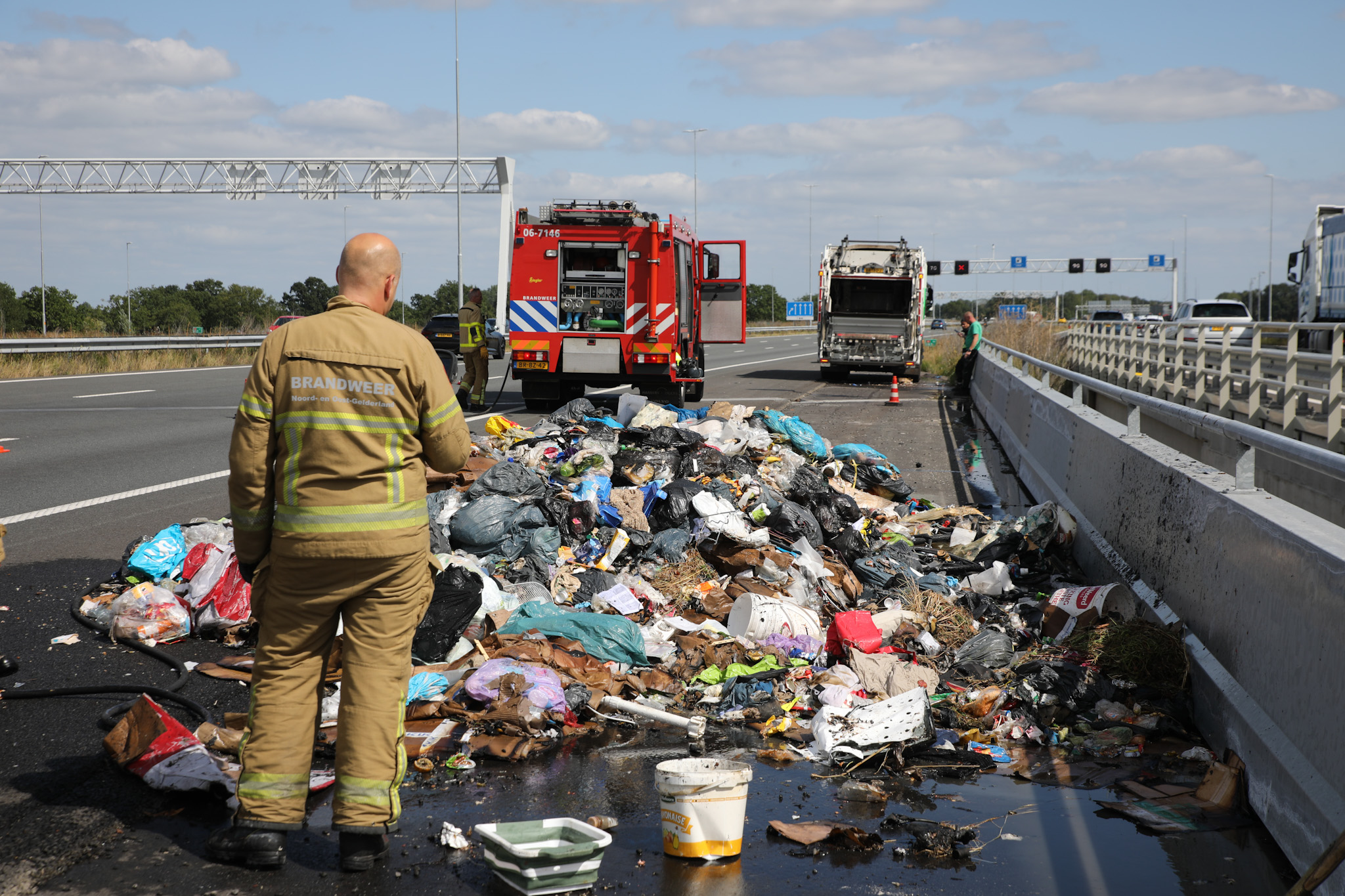 Brand in vuilniswagen op snelweg